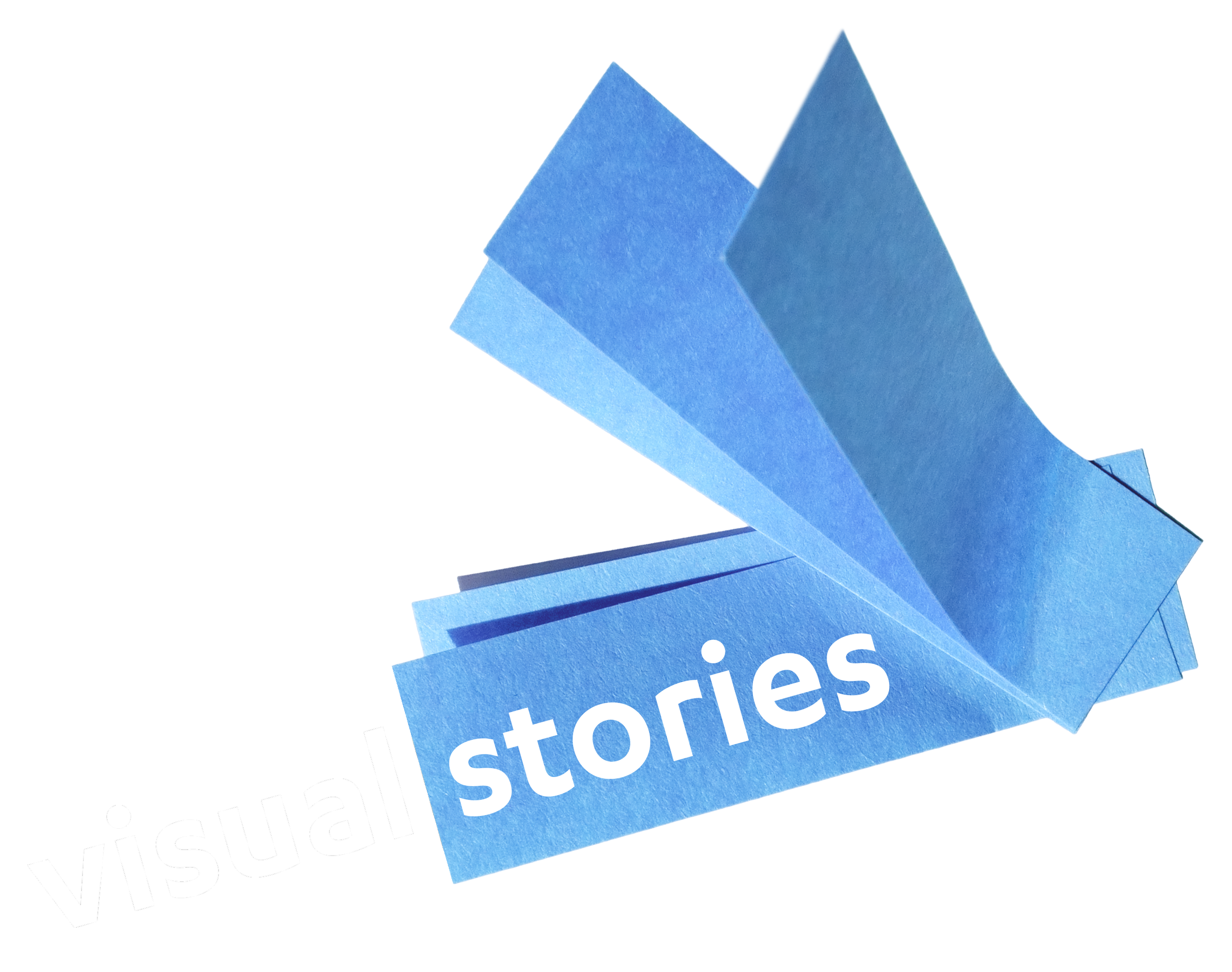 Blaue Papierbögen, die aufrecht stehen, mit dem weißen Text 'visual stories' auf dem vorderen Papier. Der Hintergrund ist schwarz, und der Blickwinkel ist leicht nach oben gerichtet.