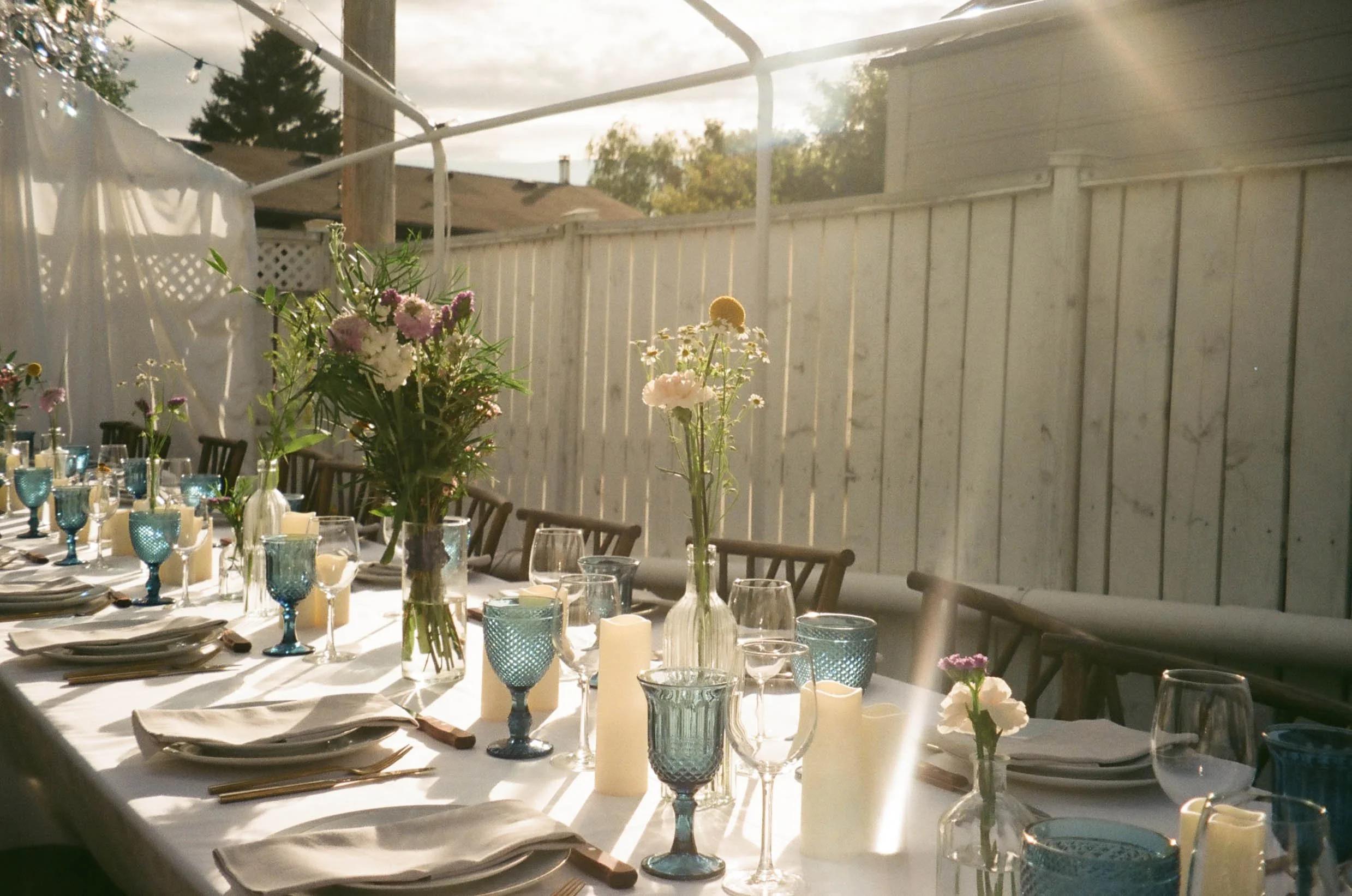 Sun setting on head table during summer backyard wedding in Calgary 