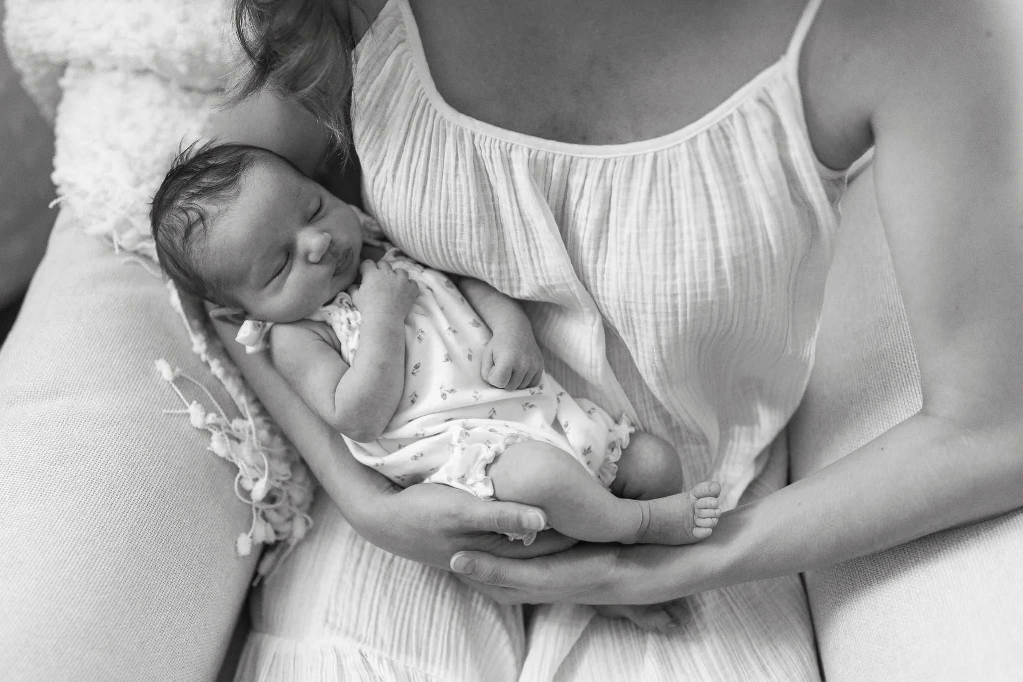 Lifestyle newborn photographer in Calgary