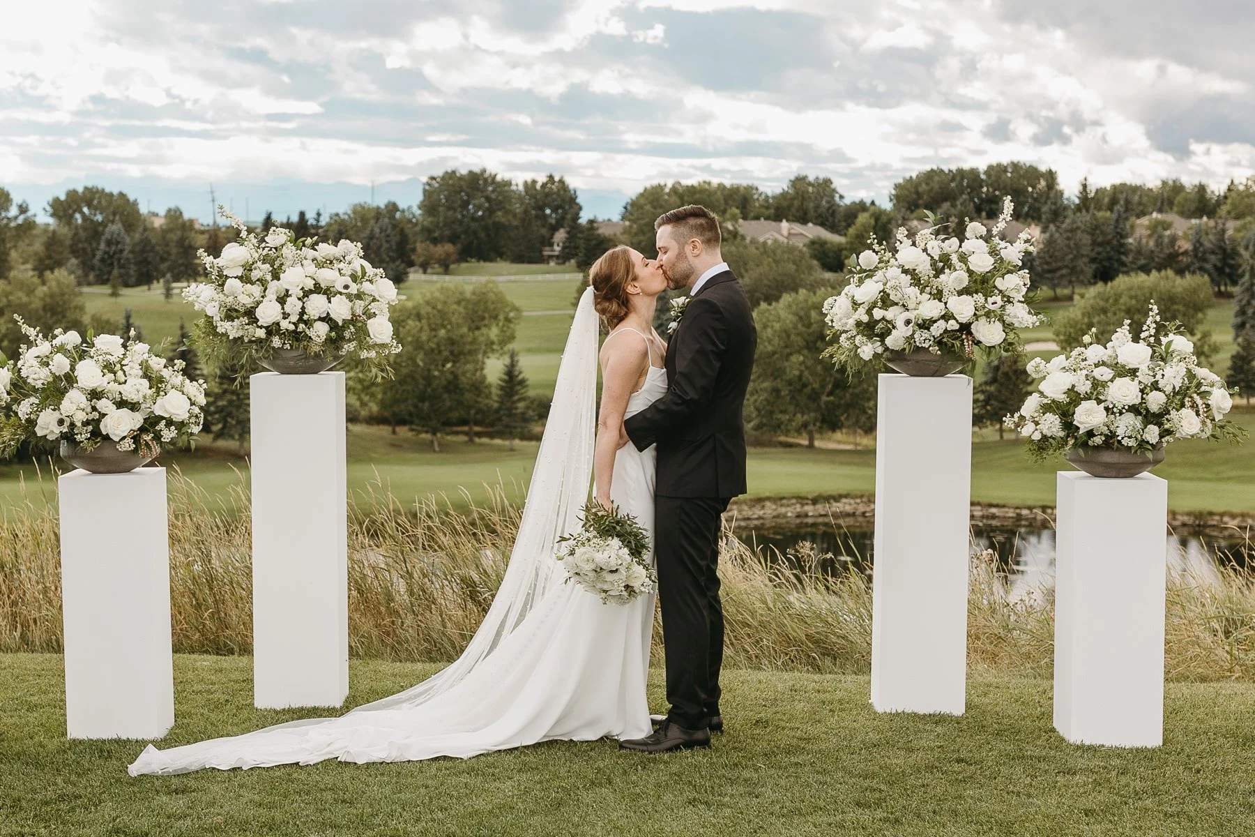 Calgary Wedding at Bearspaw Golf Course With Modern Touches
