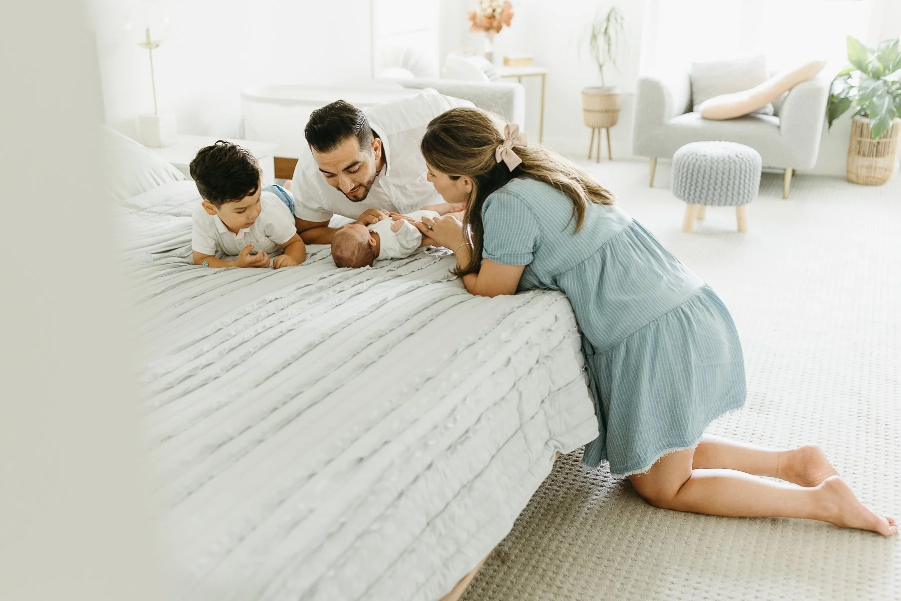 Lifestyle newborn photographer in Calgary