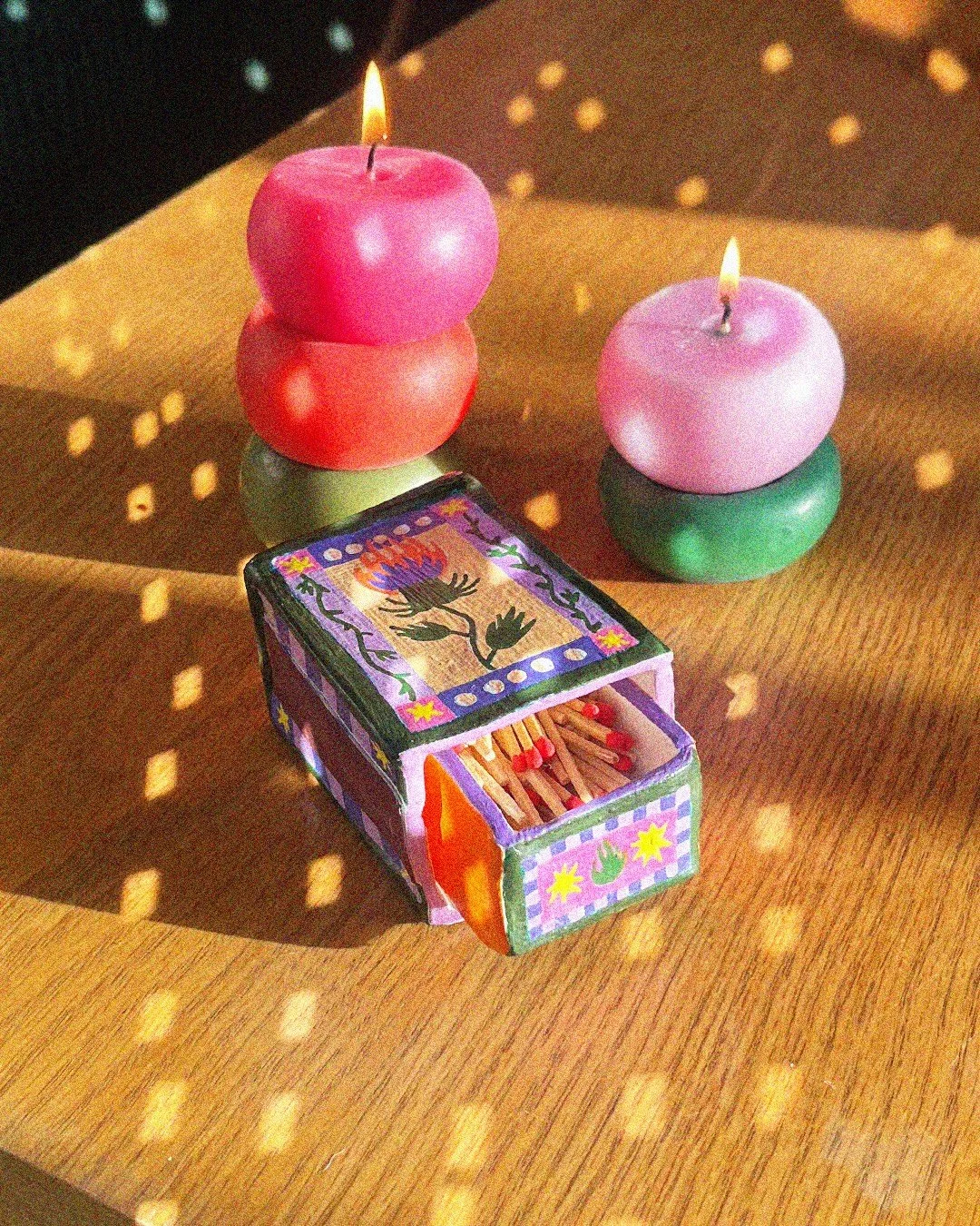 🔥🌝ARDENTE comme un CHARDON 🌞🔥

Mini projet, maxi plaisir : transformer une simple bo&icirc;te d&rsquo;allumettes en petit autel du feu.
Pour rallumer la flamme 🔥

Avec de la c&eacute;ramique auto durcissante de @sculpdit, et des feutres @grabieo