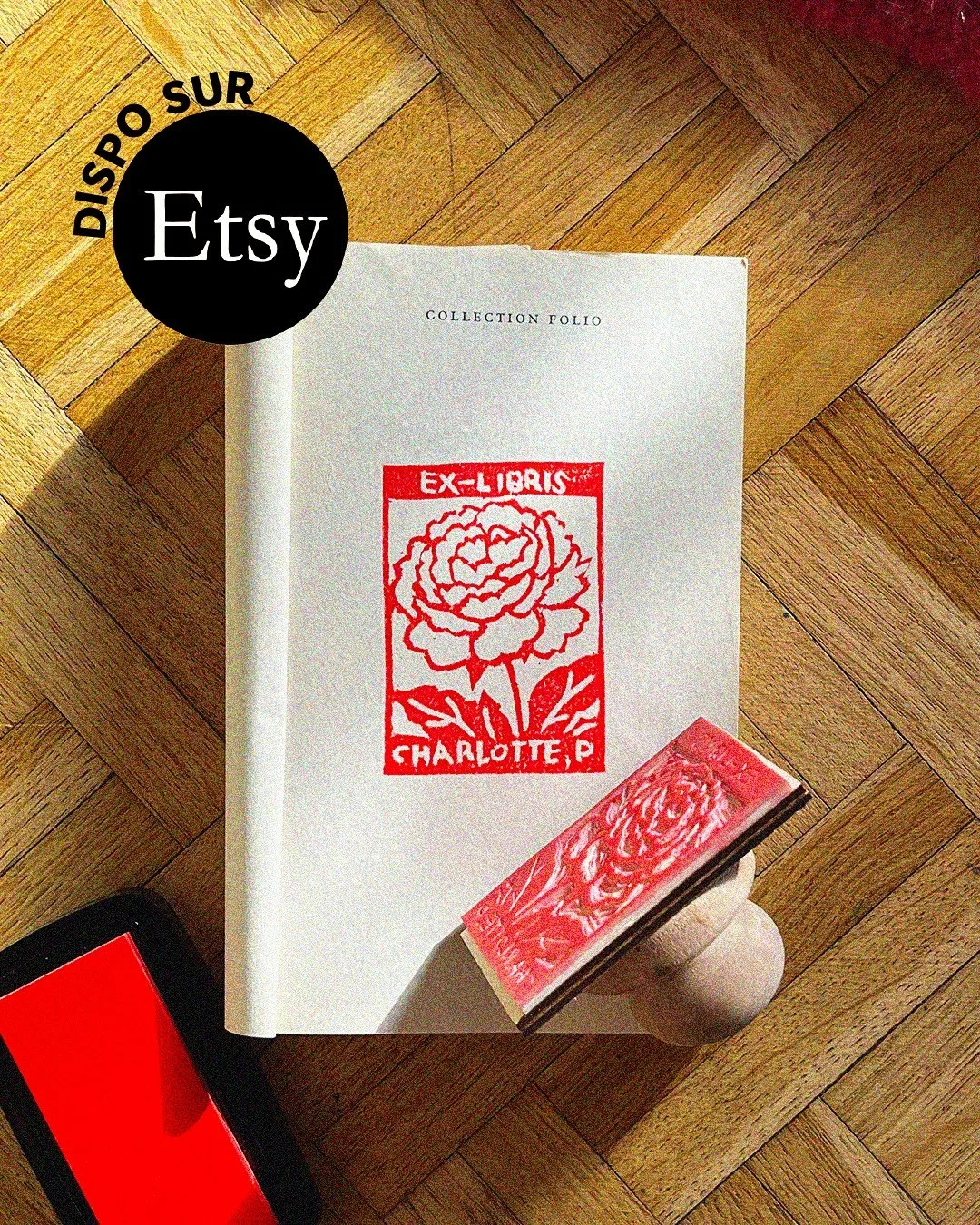 💌 L&rsquo;Ex Libris Club est ouvert 💌

Un ex-libris, c&rsquo;est une petite empreinte qui dit ce livre est &agrave; moi &mdash; ou simplement c&rsquo;est moi qui l&rsquo;ai lu, aim&eacute;, gard&eacute;.
Chaque tampon est dessin&eacute; et grav&eac