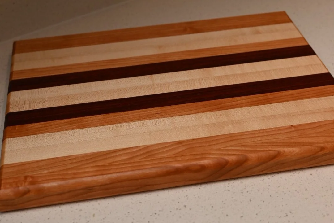 cherry+edge+grain+cutting+board+view+3.png