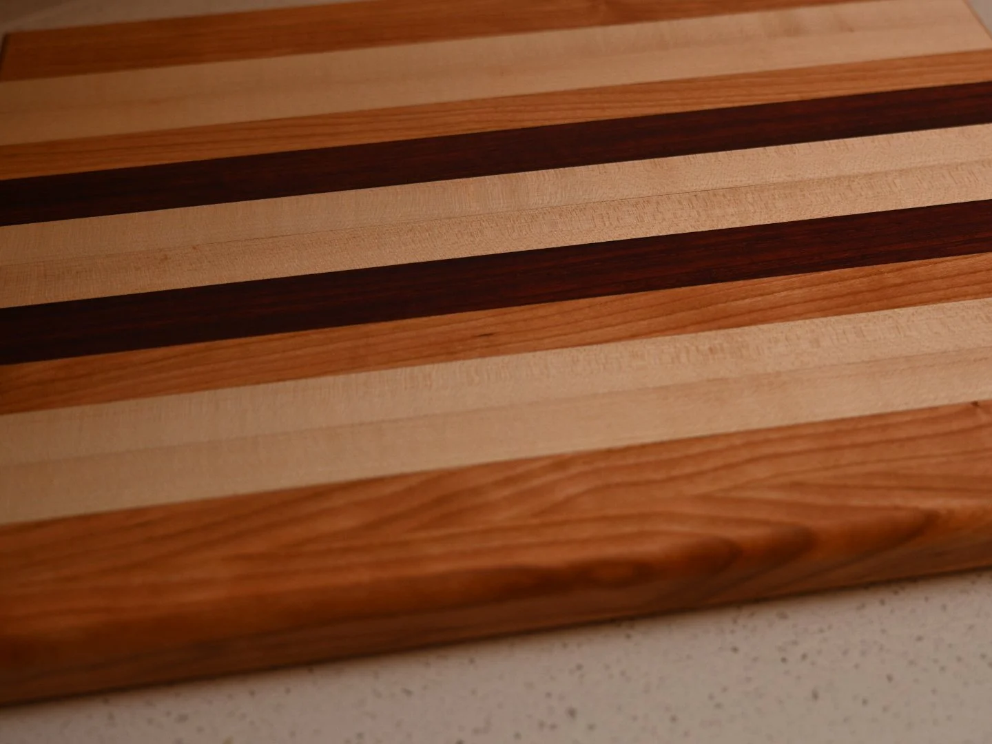 cherry+edge+grain+cutting+board+view+2.png