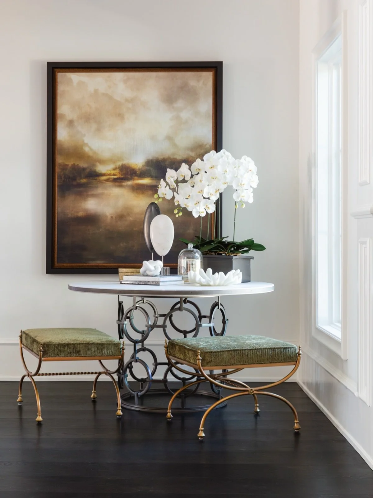 Every corner matters! What could have been left empty became an elegant modern space with mood and depth. 

Photography: @marciemeredith