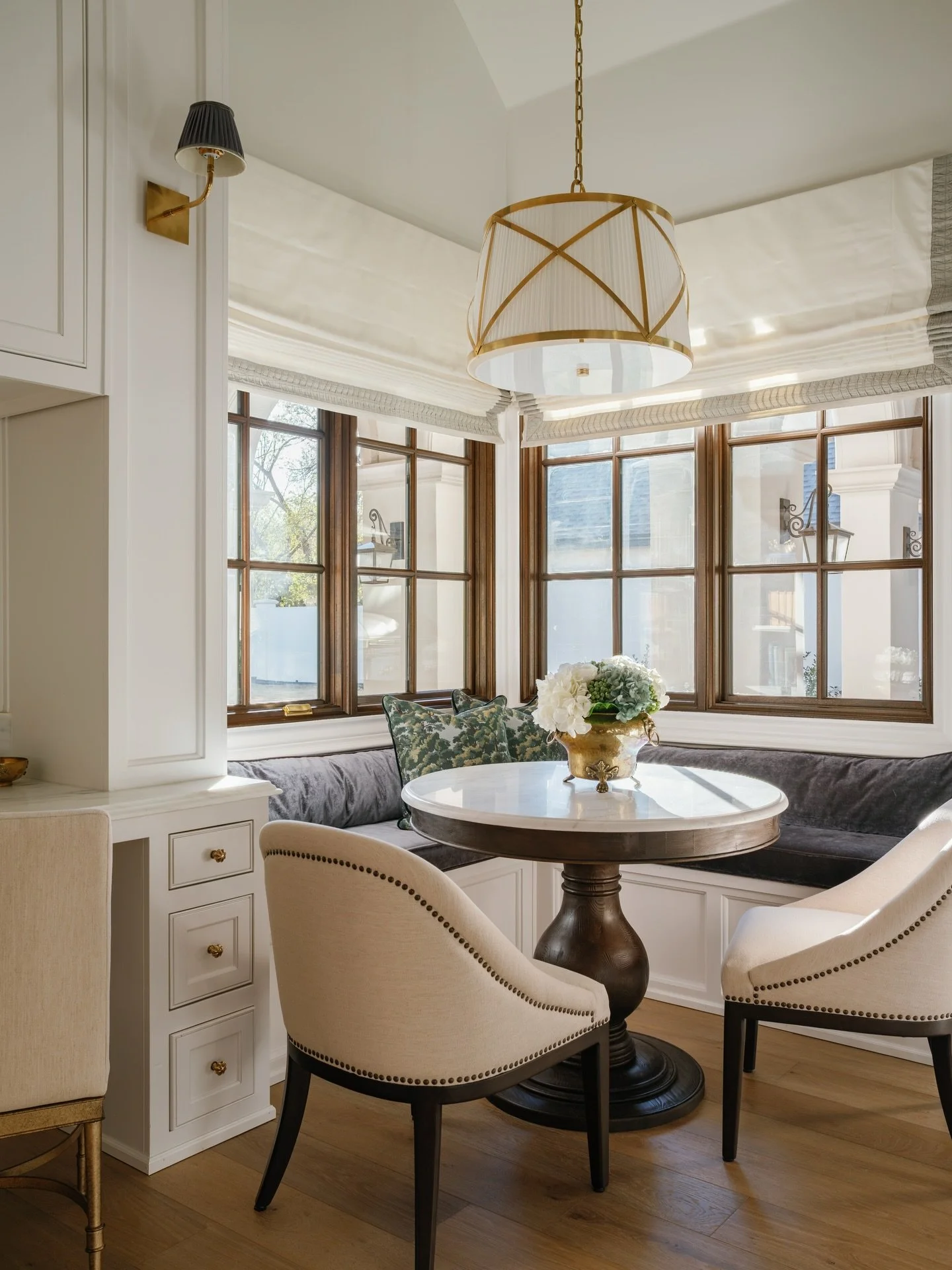 Slow Saturdays start here&hellip; the perfect breakfast spot with the best natural lighting! 

Photography: @beccaleaphoto