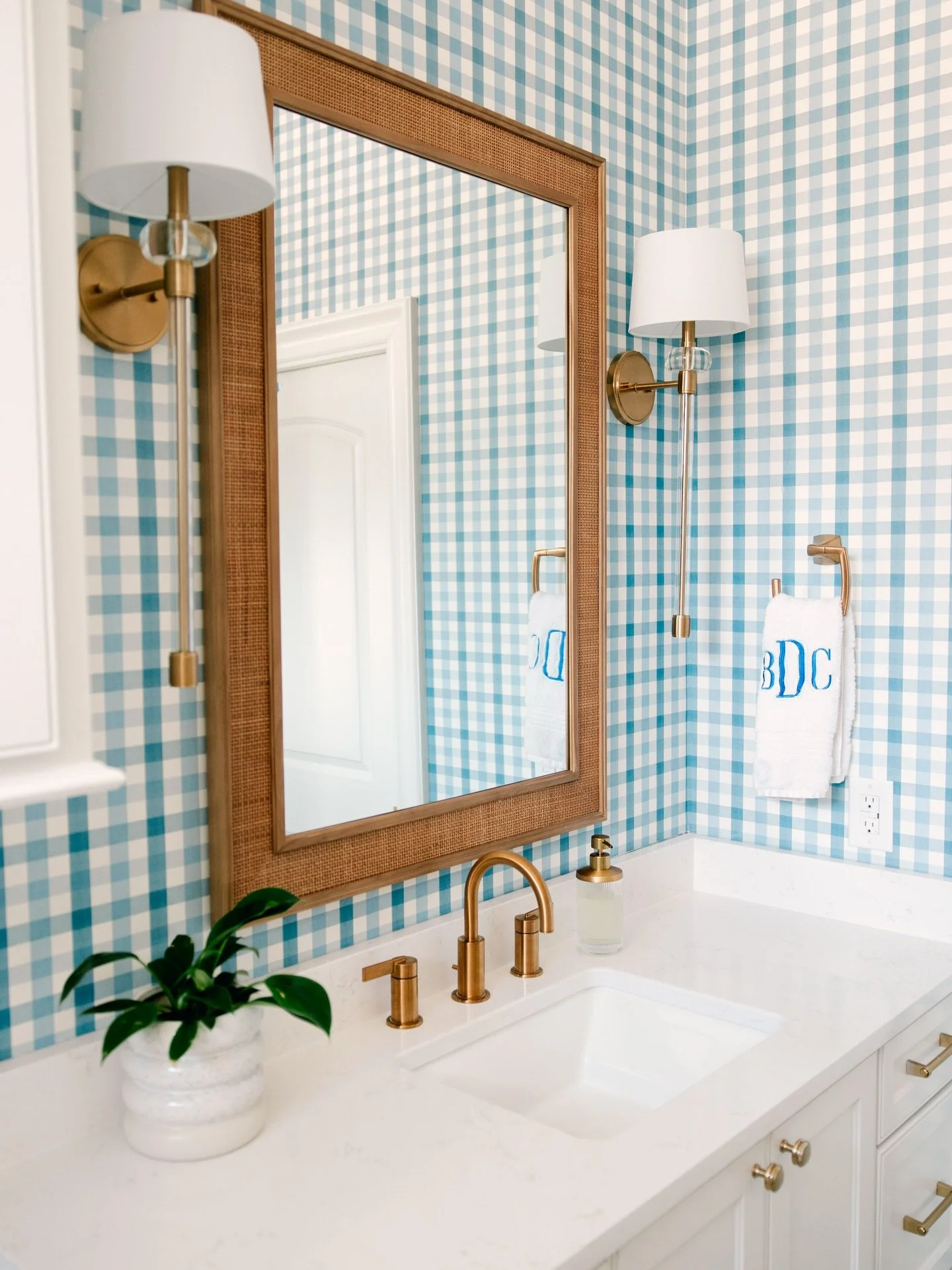 Only the good kind of Money blues here! 💙 

Photography: @alleejphoto