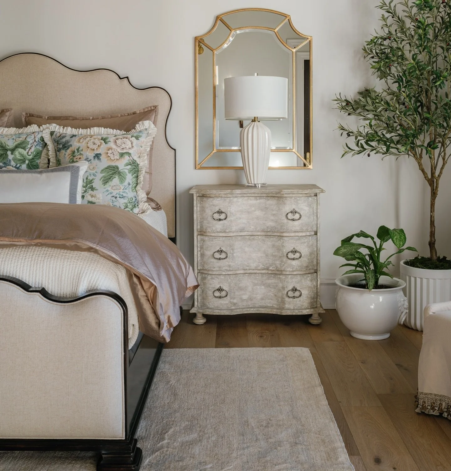 I don&rsquo;t care what my husband says&hellip; There&rsquo;s no such thing as too many bed pillows! Thankful for the wonderful @allaboutlooks team for helping me with these custom beauties!

Photography: @beccaleaphoto