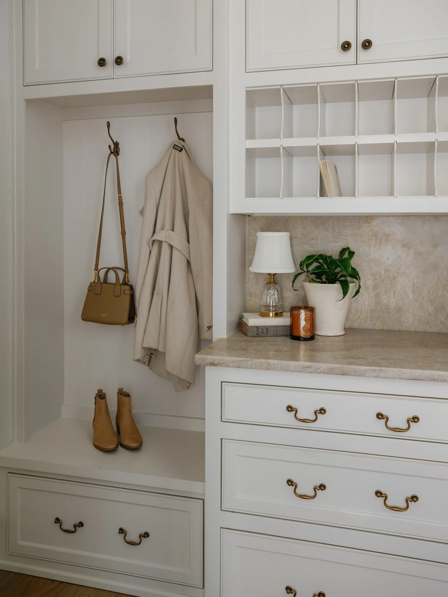 A functional space featuring fashion&hellip; and amazing hardware! 

Photography: @beccaleaphoto