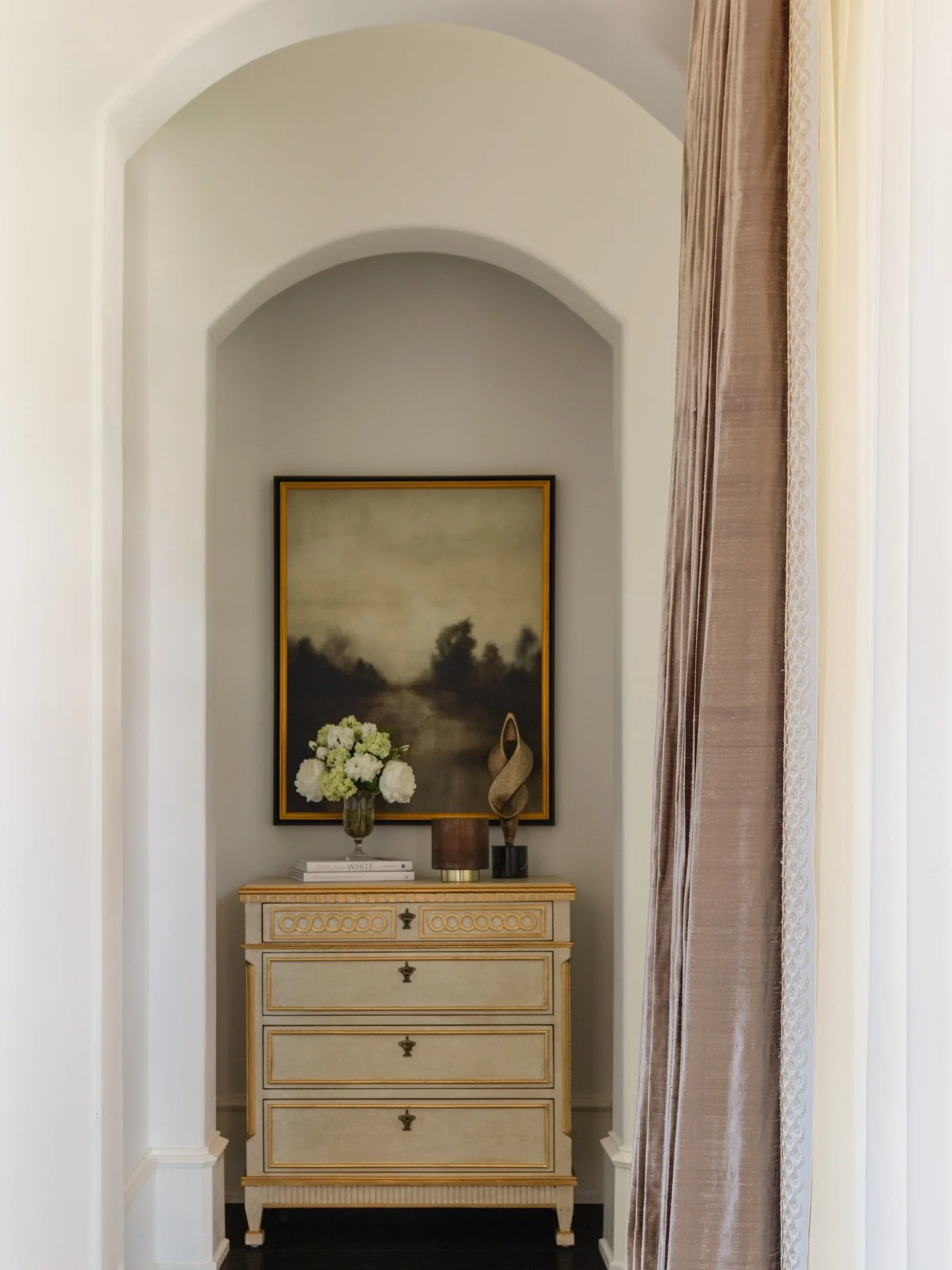 Small space making a big statement. The perfect little alcove moment. ✨ 

Photography: @marciemeredith