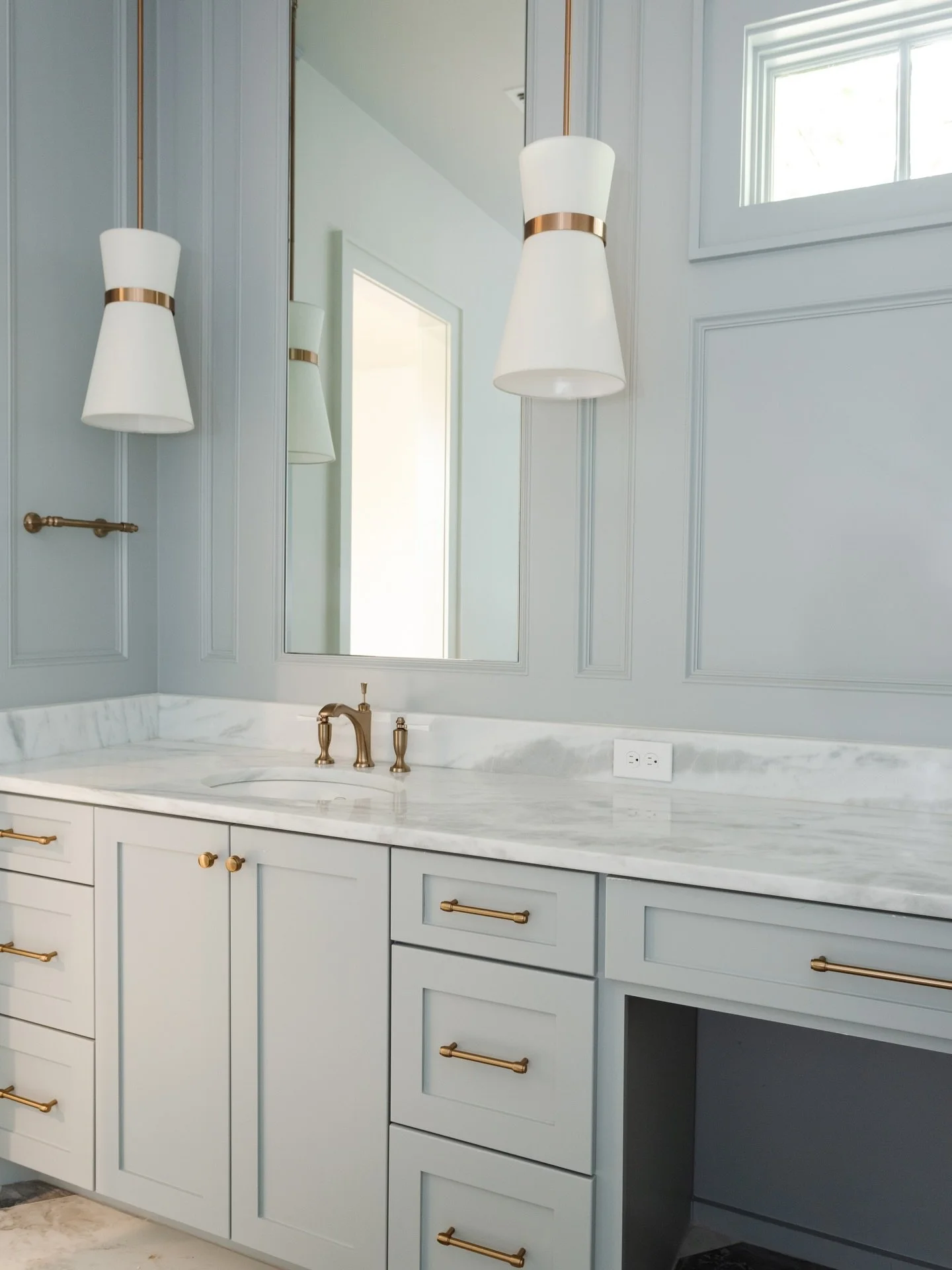 An oldie but goodie. I&rsquo;ll never not love the pale blue cabinets with the checkered floor tile. 

Photography: @marciemeredith