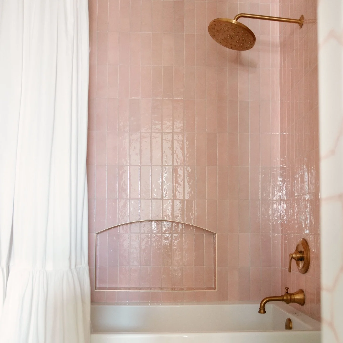 Blushing over this tub surround tile 💗

Photography: @alleejphoto