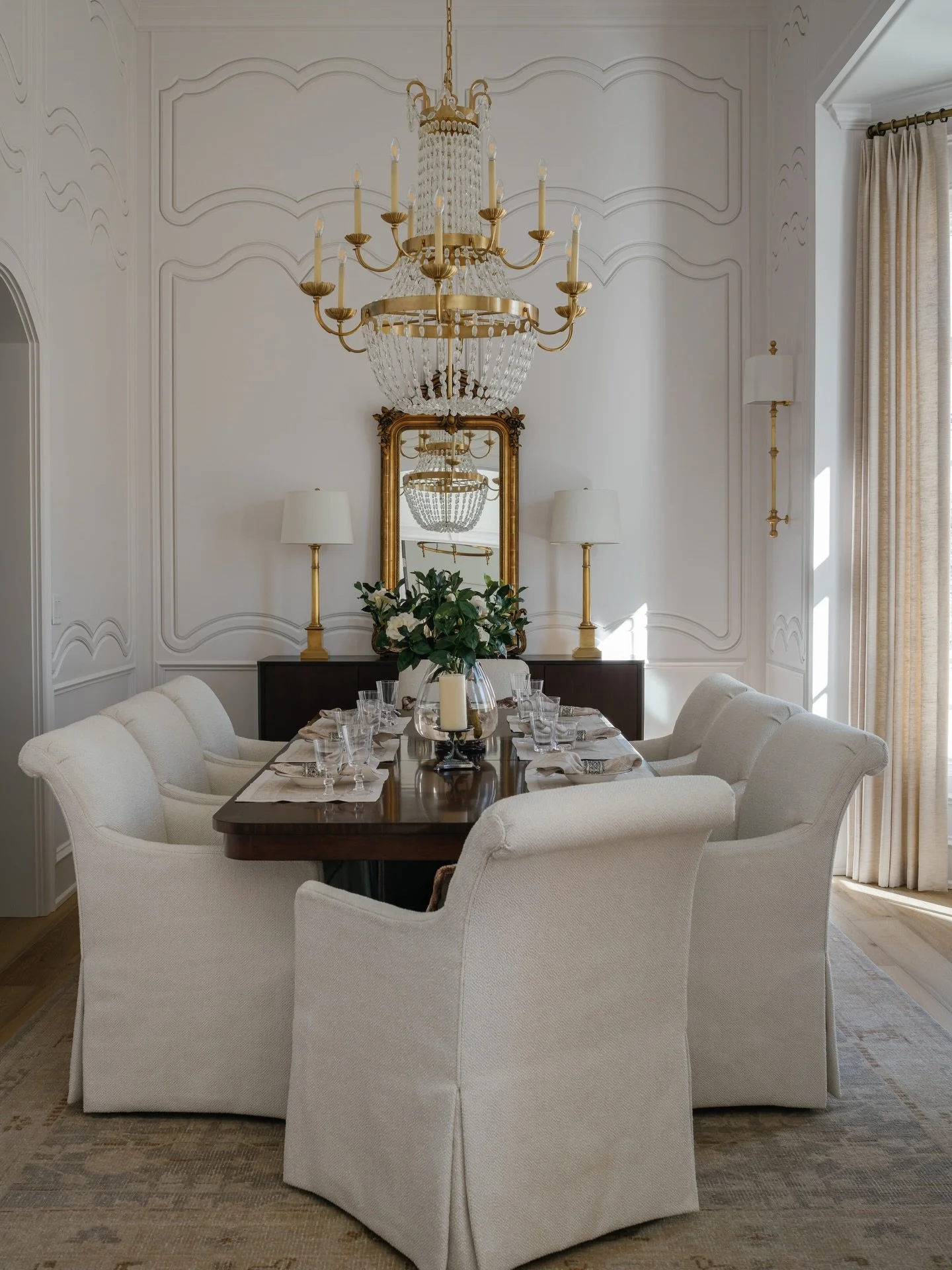 It&rsquo;s not just a dining room - it&rsquo;s a feeling, where every detail whispers of elegance and romance ✨ 

Photography: @beccaleaphoto