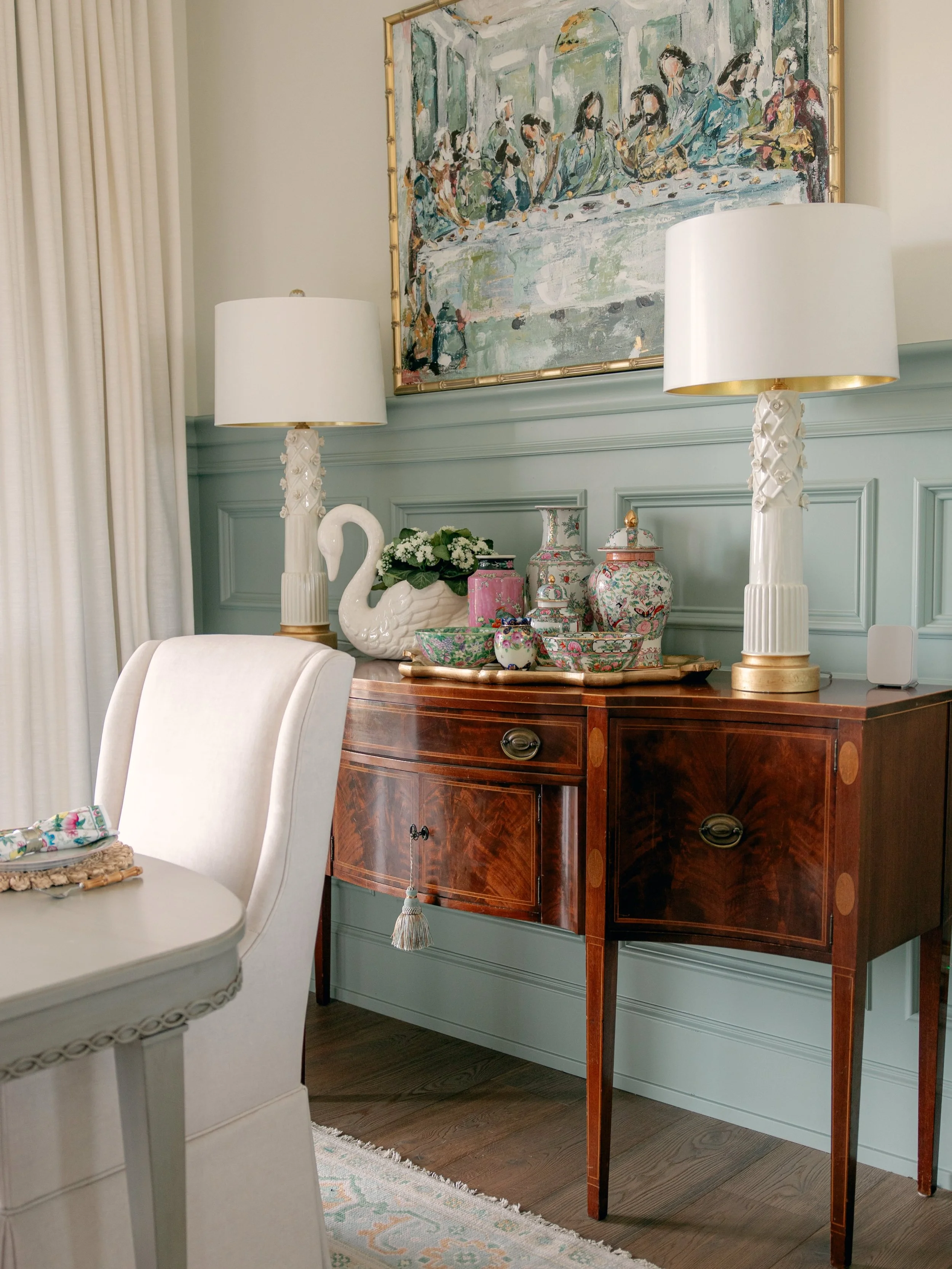 Formal dining, but make it fun. Proof that an elegant meal can be served in a room full of color, character, and decorative layers.

Photography: @alleejphoto