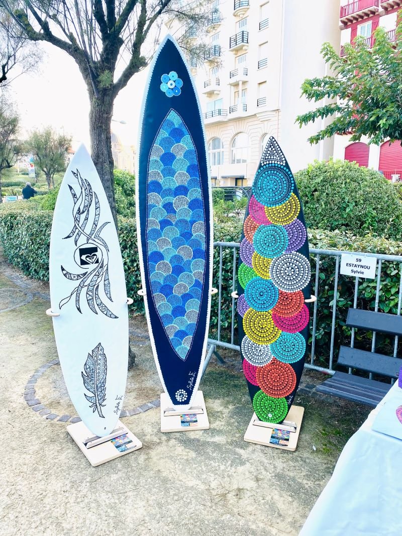 PLANCHE SURF - POINTILLISME - PEINTURE ACRYLIQUE - COULEURS