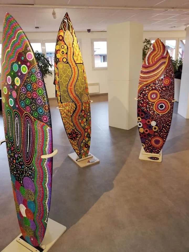 PLANCHE SURF - POINTILLISME - PEINTURE ACRYLIQUE - COULEURS