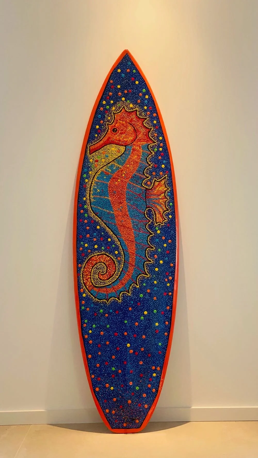 PLANCHE SURF - POINTILLISME - PEINTURE ACRYLIQUE - COULEURS 
