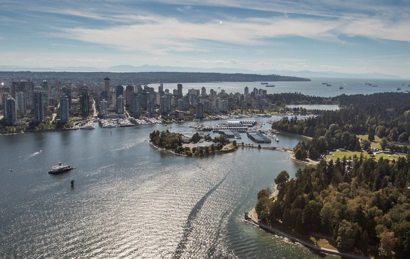 Start or end your Rocky Mountaineer rail journey in the coastal city of Vancouver, British Columbia 🌊🏔️. Surrounded by the stunning Coast Mountains and glistening Pacific Ocean, this urban oasis is the perfect jumping-off point to explore Western C