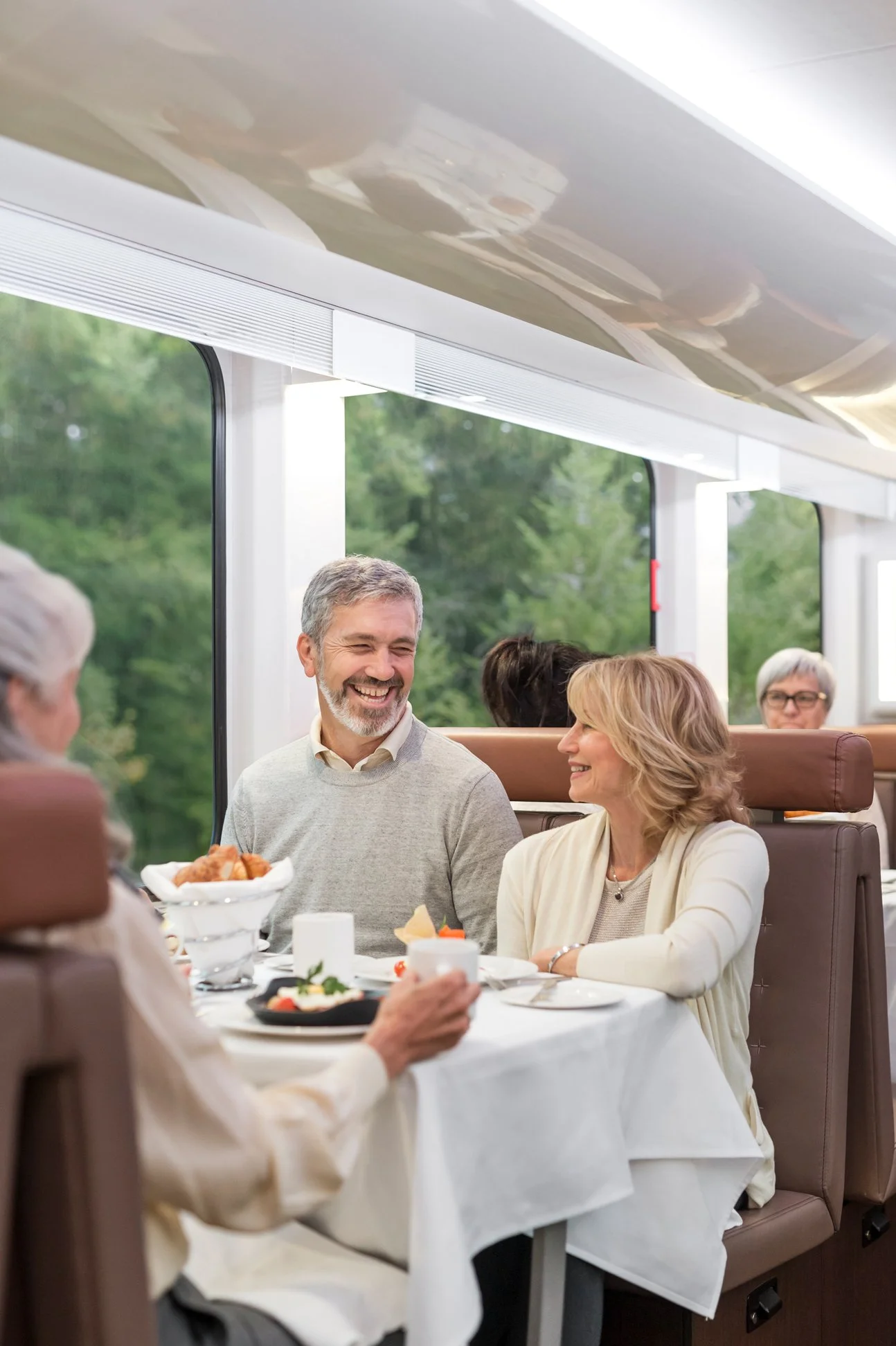 RM18_Onboard_GoldLeaf_Service_Dining.jpg