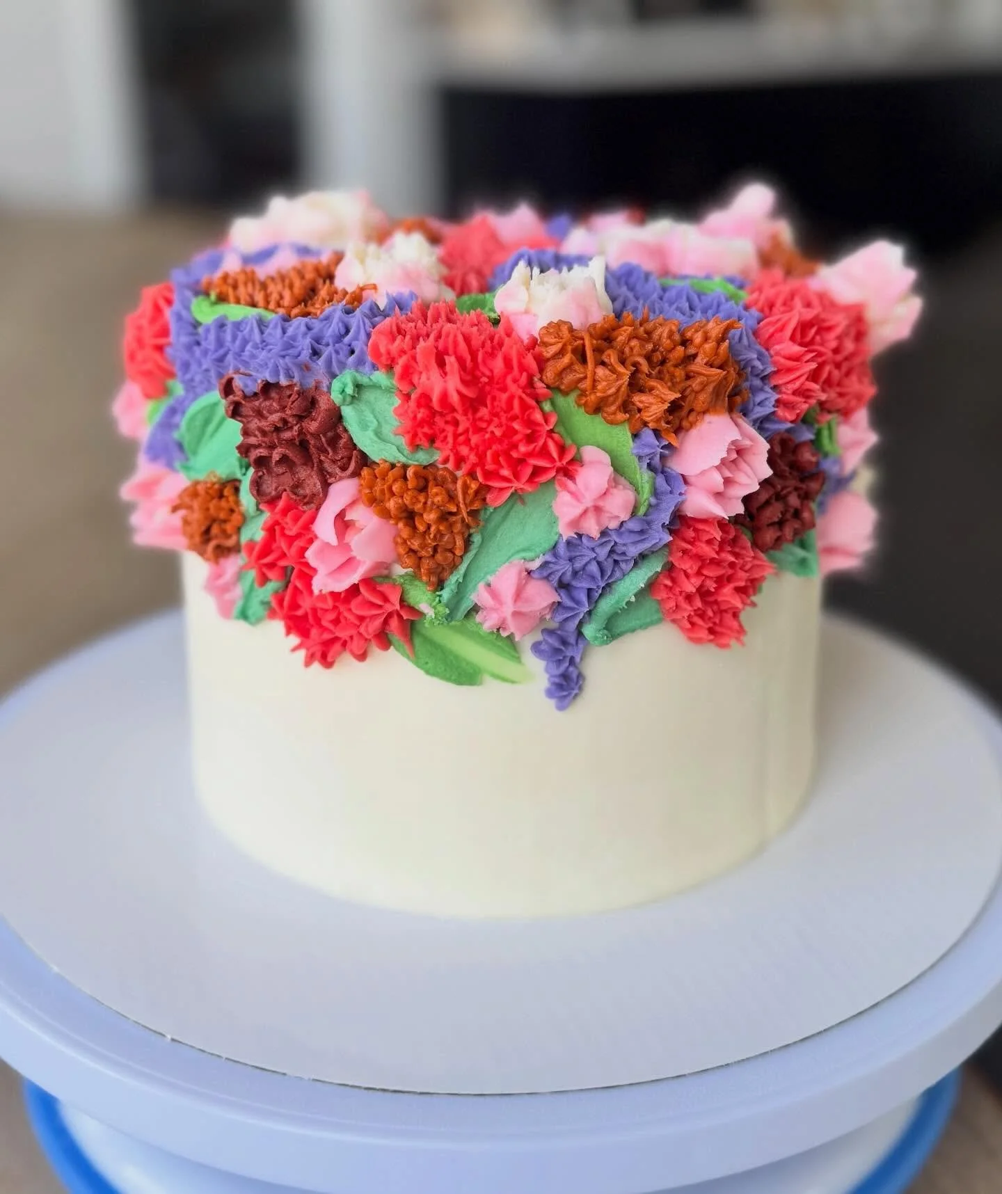 Texture, color, and all the buttercream florals 🌺

Hand-piped florals in all the colors, finished on a lemon buttercream base 🤍🌸