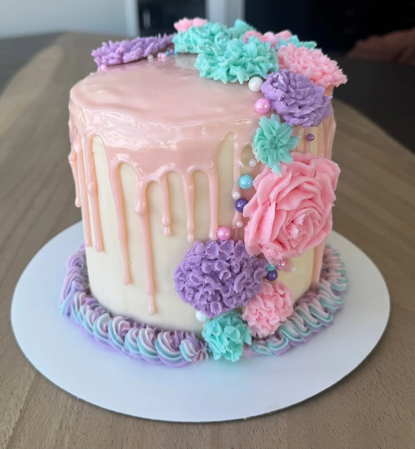 A little cake for a very big milestone 💗

Funfetti cake layered with vanilla buttercream, finished in pastel florals and a soft pink drip for a first birthday celebration ✨