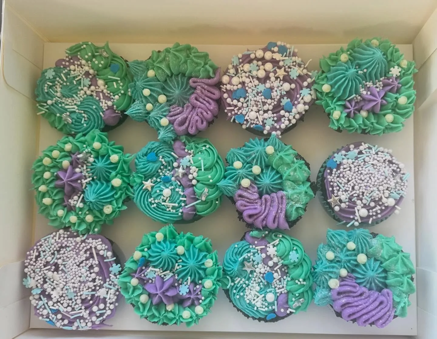 Too cute to let it go ❄️🧁💙 

Frozen-inspired cupcakes in icy blues, purples, and snowflake sprinkles ❄️🧁