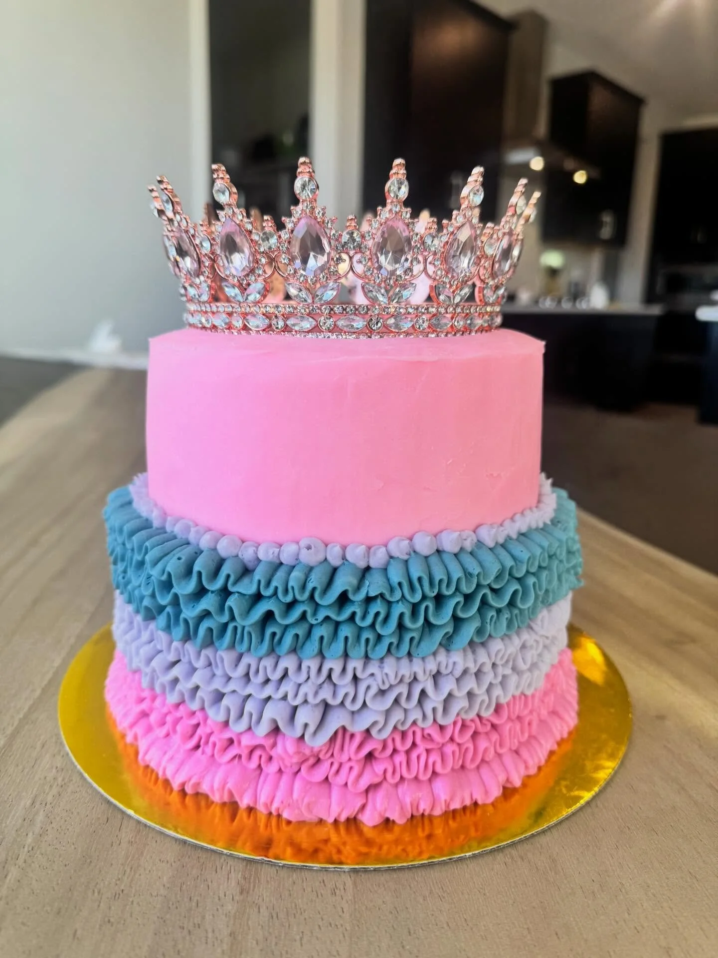 A cake fit for princess Addie 👑✨ Layers of pastel ruffles and a sparkling crown made for a true princess moment ✨💕