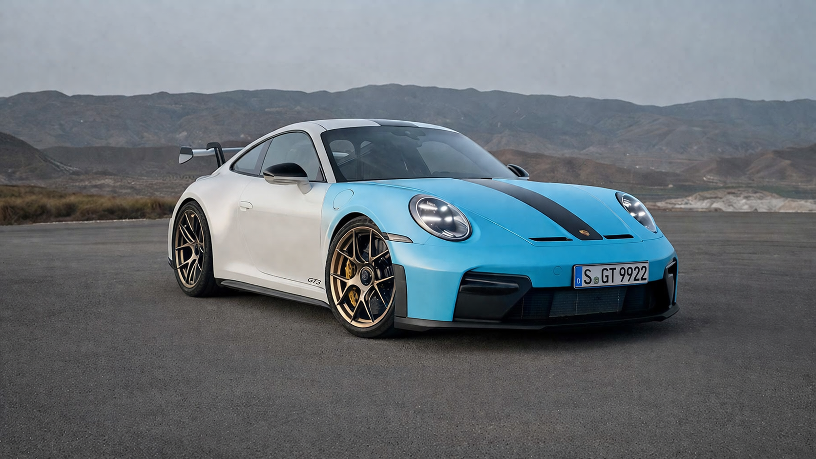 Porsche 911 GT3 sur route désertique.png