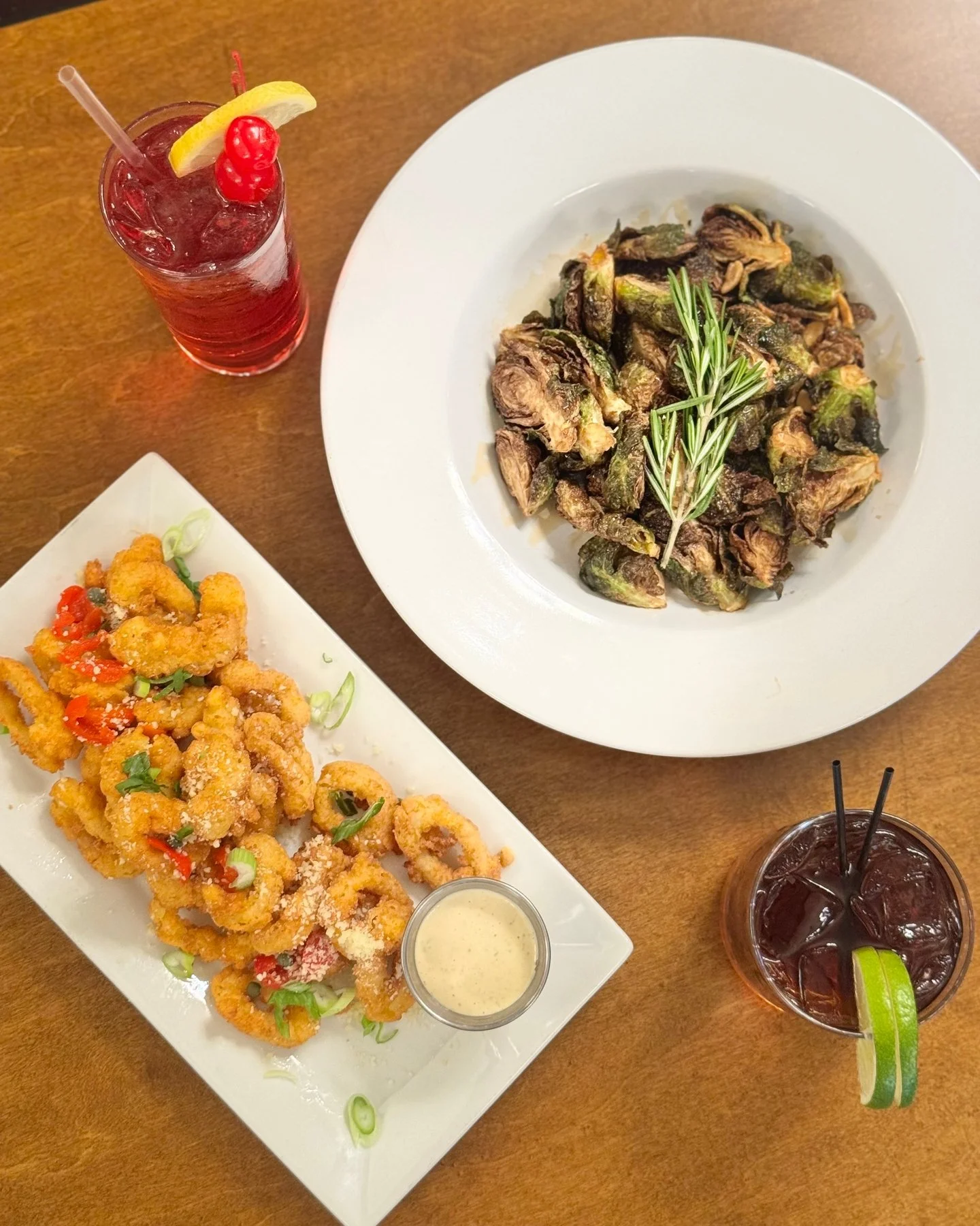 Happy Hour is calling! 🍹 

Enjoy half-priced select shareables, $4 rail cocktails and mocktails, and beer and wine specials every weekday from 4-5:30 pm.

#SAVOURFarmville #Savorthemoment #Sipshareandsavour #eatlocal #Downtownfarmville