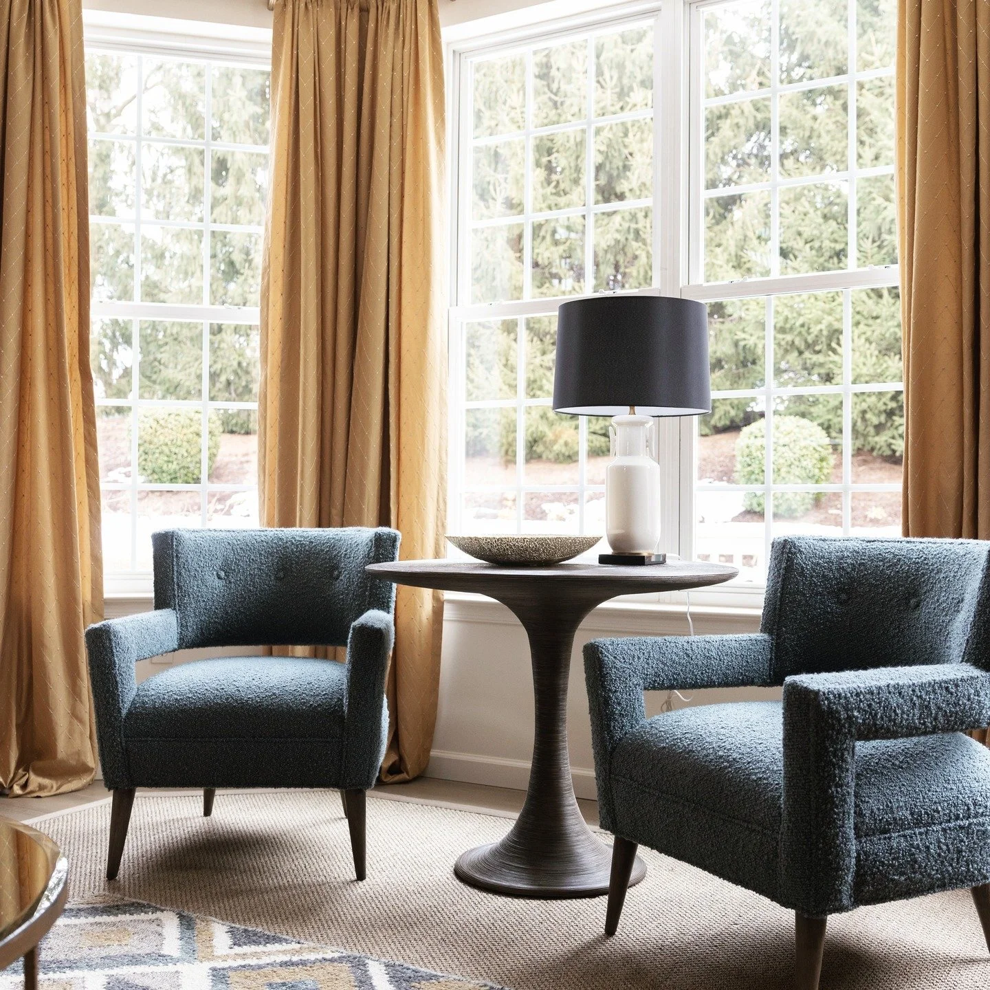 Proof that scale doesn&rsquo;t limit impact. Tailored elements, angular lines, and inviting textures blend seamlessly to create a balanced, thoughtful design for our client.

#interiordesigninspiration #interiordesigners #interiordesign #livingroomde