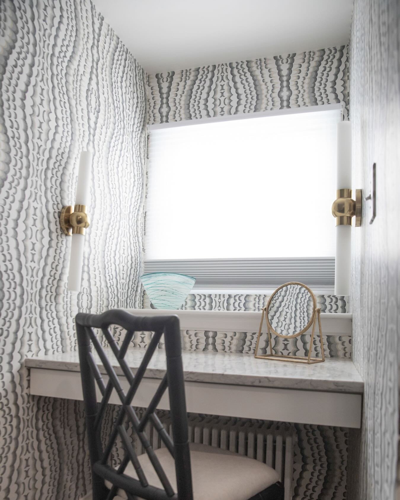 A space to pause and get ready for the day made fabulous with graphic wallpaper.

#interiordesign #interiordetails #interiordesigners #vanitydesign