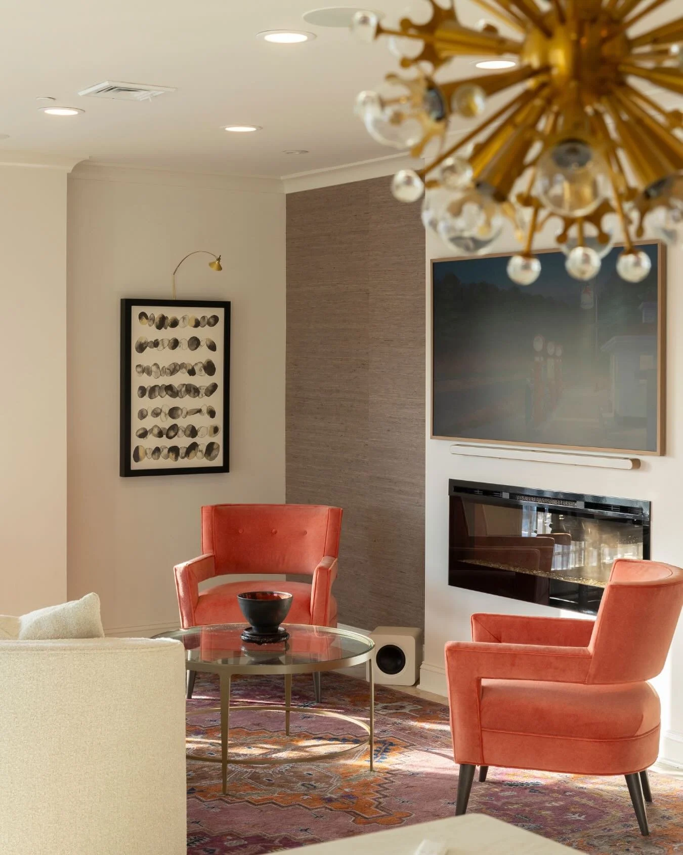 A pop of color is never a bad choice, especially when it comes in the form of these beautiful, sculptural coral velvet chairs.

#interiordesign #interiordetails #interiordesigners #livingroom