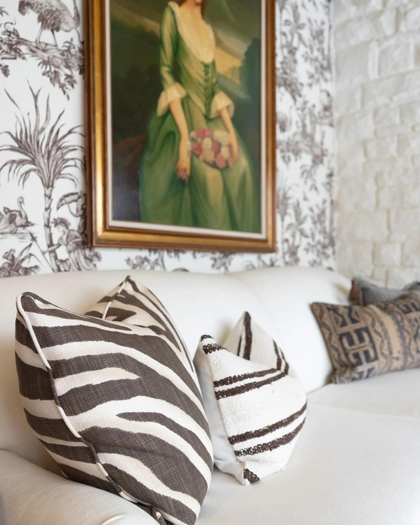 Some stripes and zebra are always a good idea!
 

#interiordesign #interiorinspiration