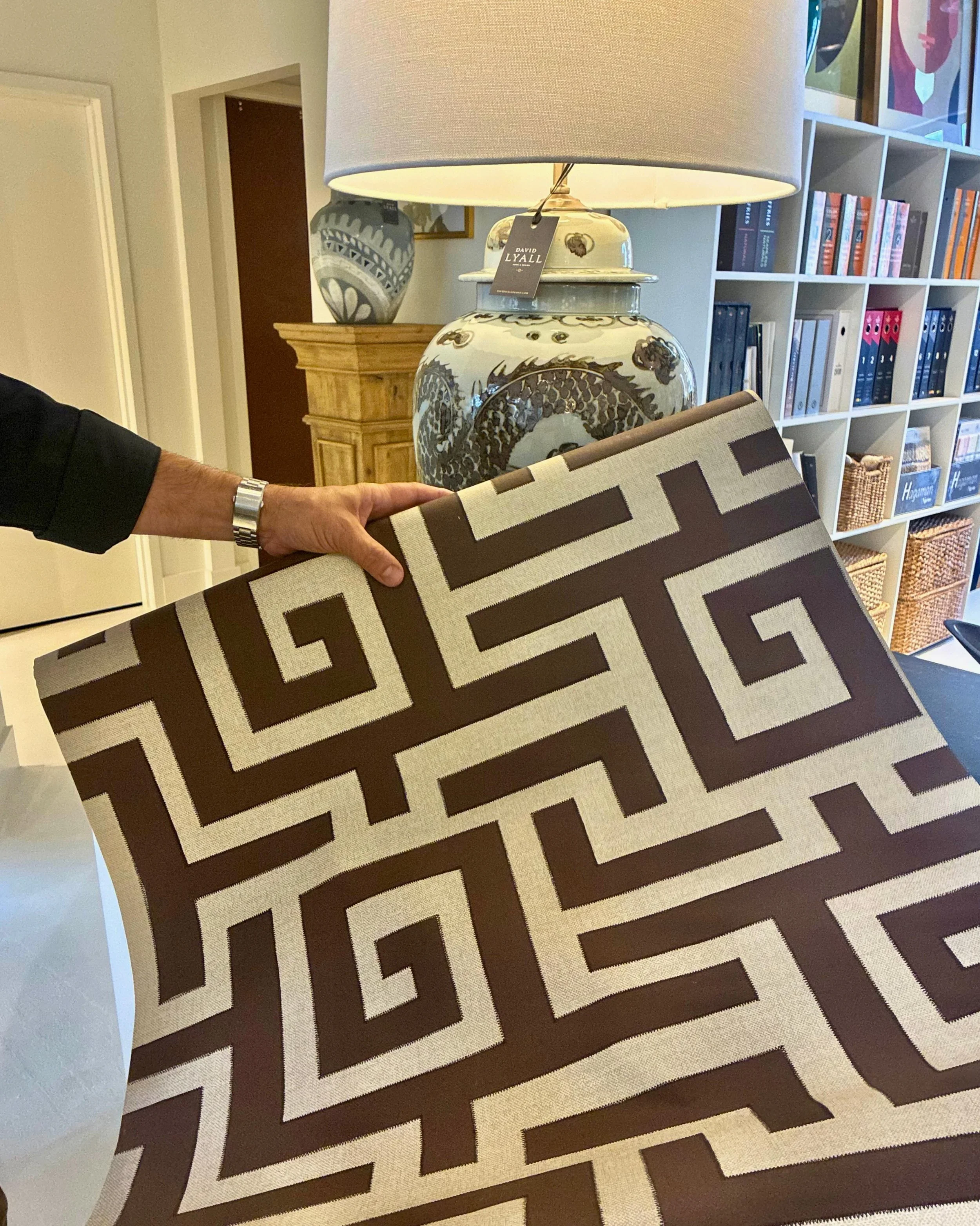 One of my continuously favorite wall coverings is Tulum by @thibaut_1886 🤎. This stunning Greek key pattern with subtle Aztec influences feels both fresh and timeless. The rich chocolate brown colorway adds warmth, depth, and sophistication, making 