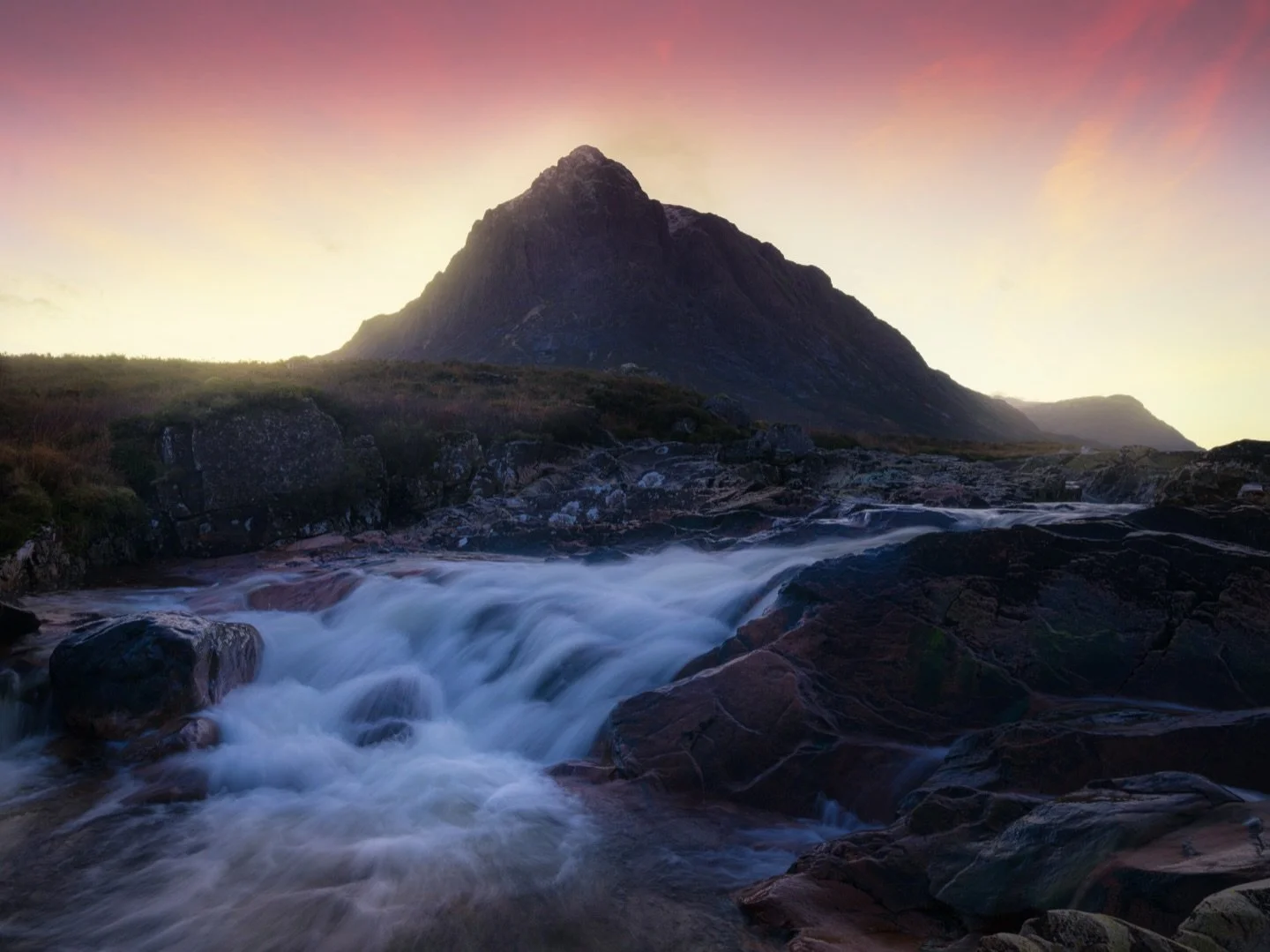 Catching the sun going down in glencoe and meeting up with one of my favourite Scottish photographers in the process @fiona.a.campbell 

@visitscotland @yourscotland @kasefilters_uk @outdoorphotographymag 

#glencoe #scotland #scottish #landscape ##e