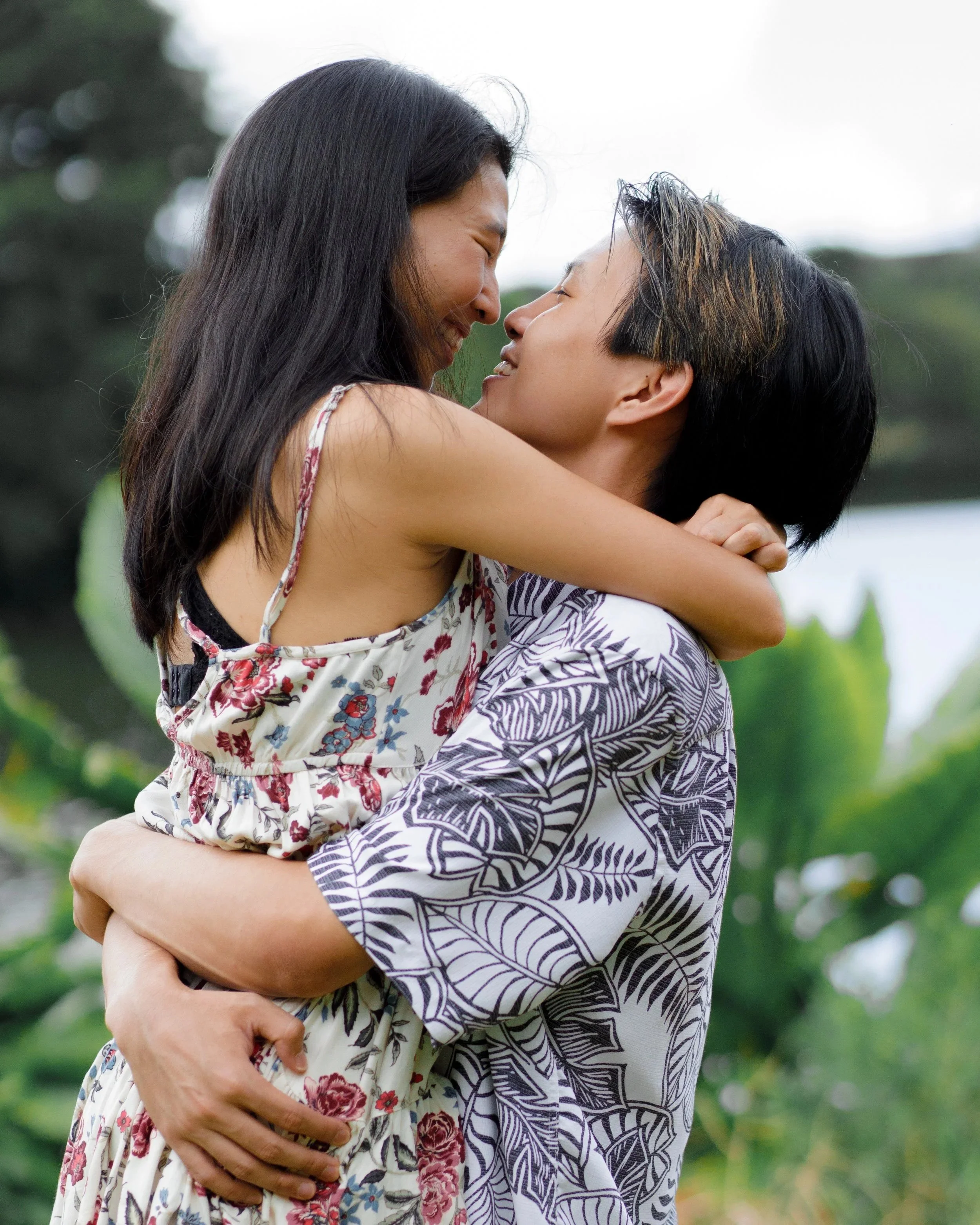 Outdoor couples portrait photographed in natural light in Oahu