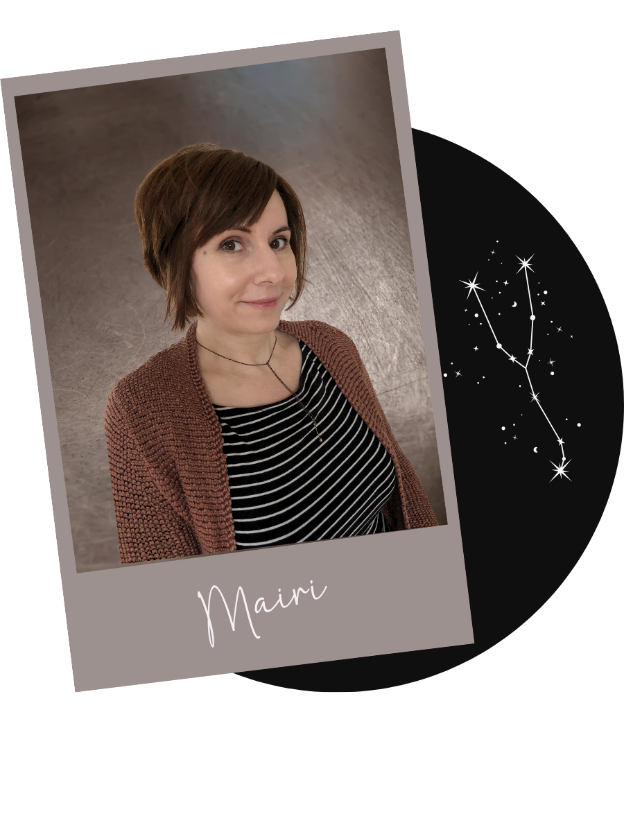 Porträt der Autorin Mairi Carlsson vor einem metallisch-bronzefarbenen Hintergrund, eingerahmt von einem Polaroid-Rahmen, dahinter ein Kreis, auf dem ein Sternbild zu sehen ist