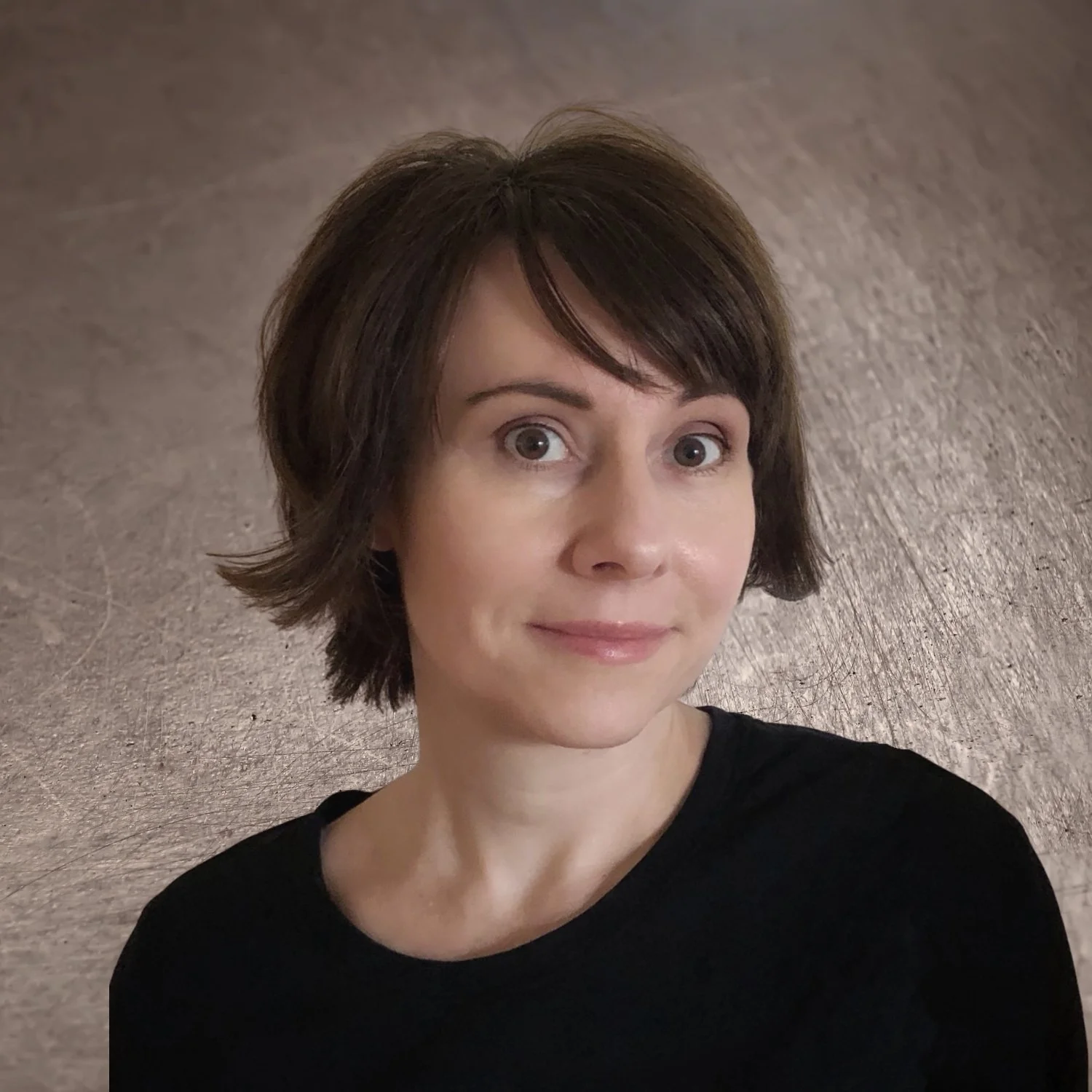 Porträt Mairi Carlsson mit antik-metallischemHintergrund