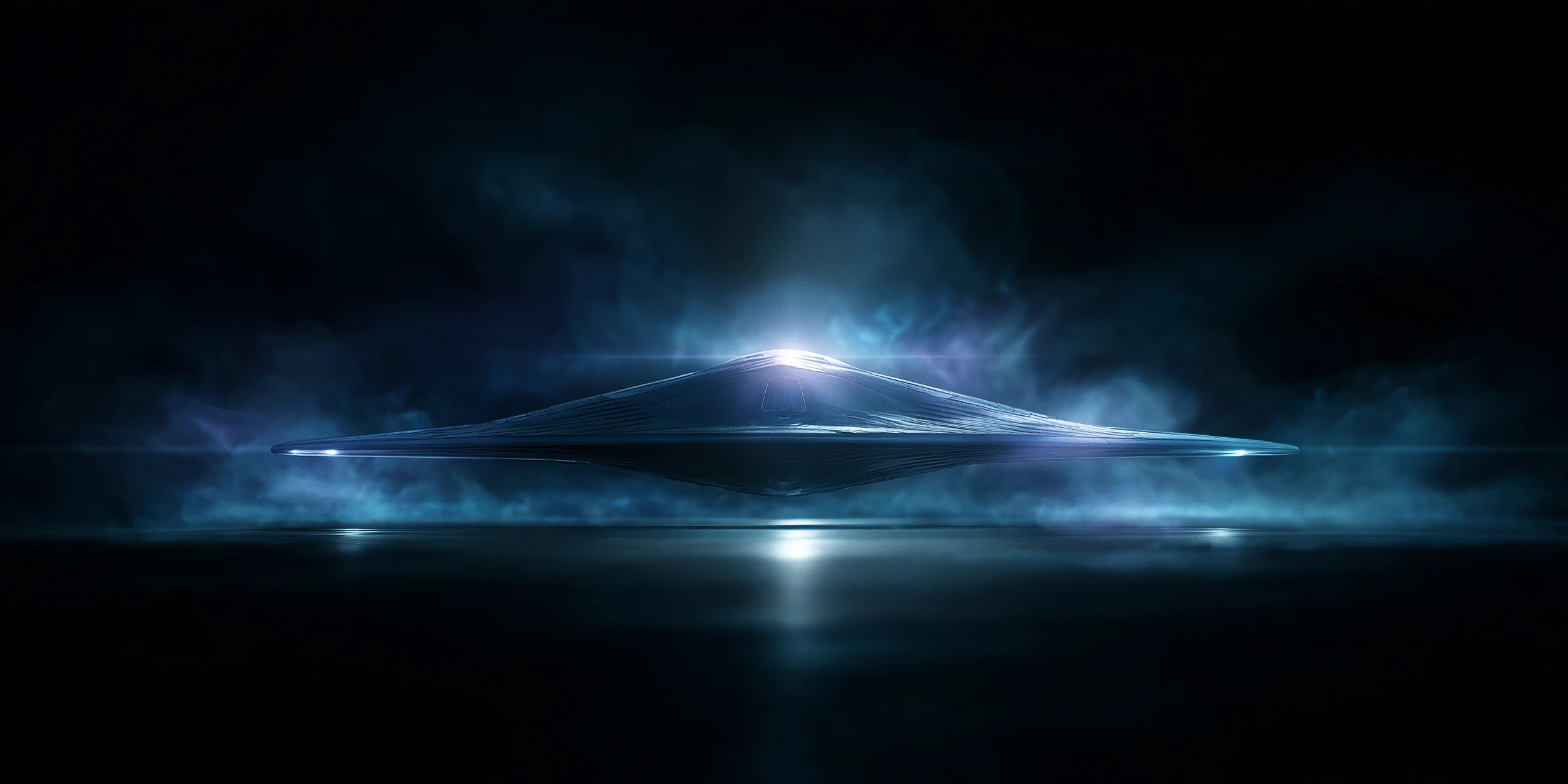 Ein bkau schimmerndes UFO dicht über einem glatten Boden