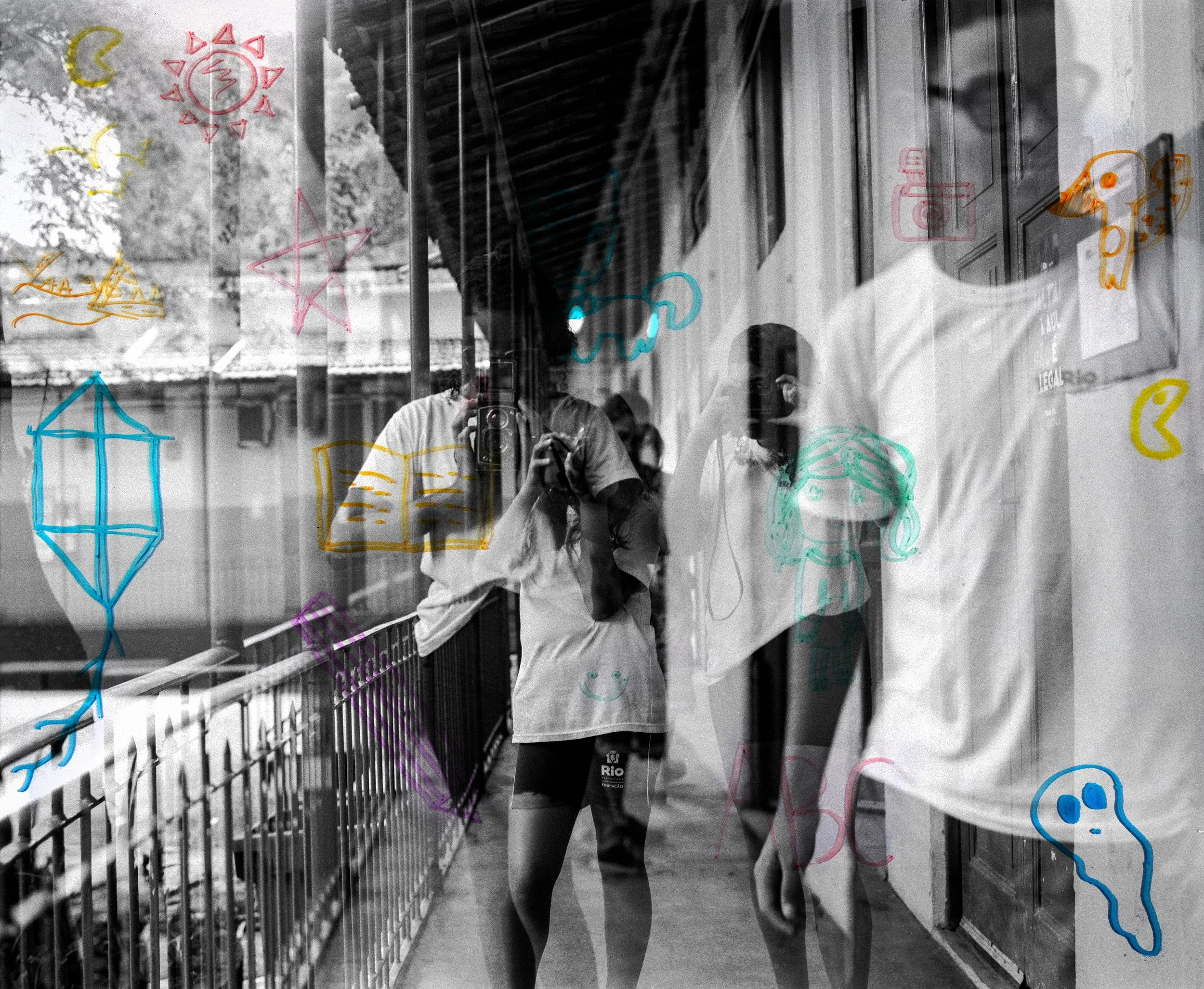  VIVA ESCOLA VIVA 03 | fotografia analógica + intervenções de marcador criativo sobre placa de acrílico | 57,5 × 70 cm 