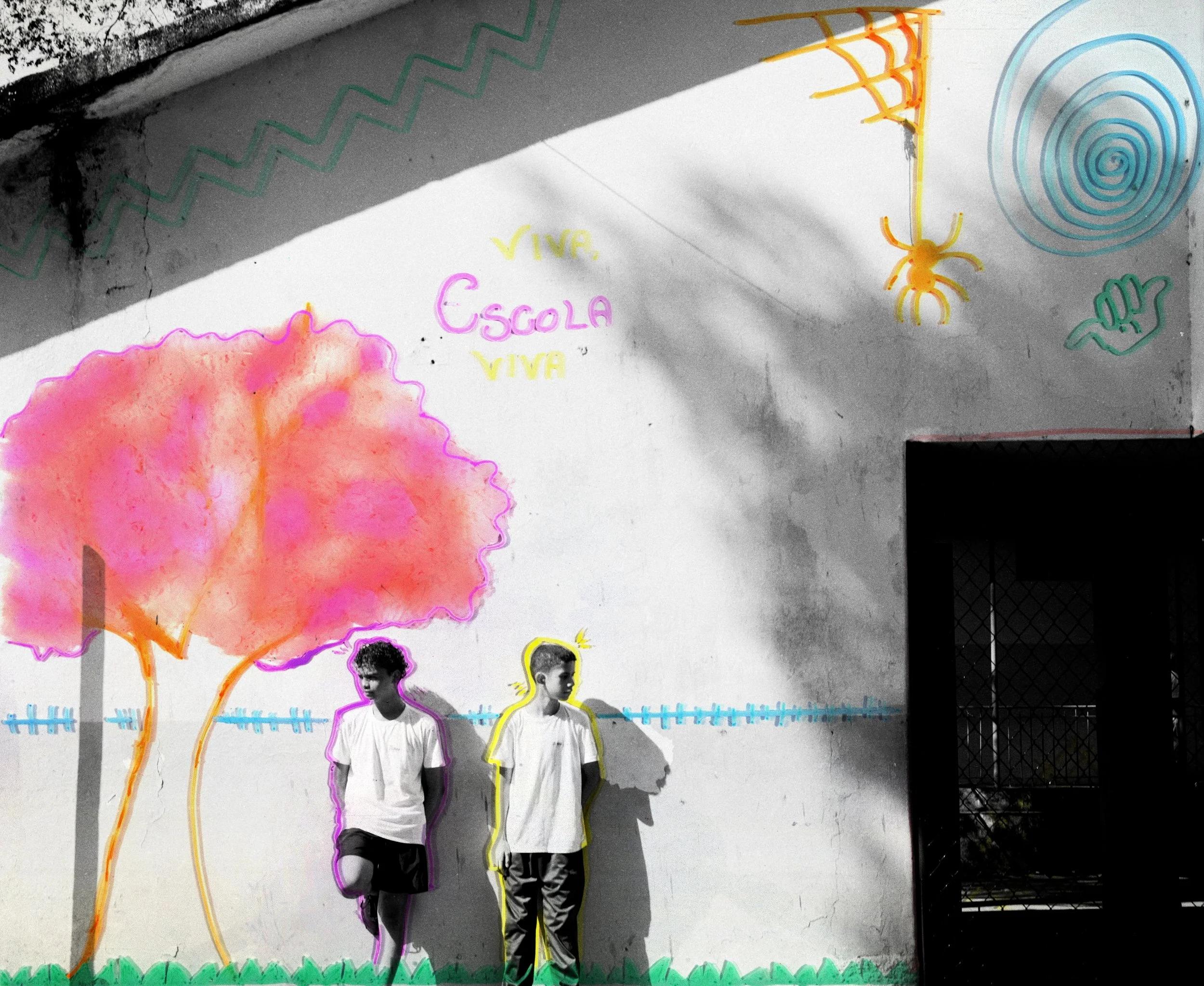  VIVA ESCOLA VIVA 04 | fotografia analógica + intervenções de marcador criativo sobre placa de acrílico | 57,5 × 70 cm | 2025 
