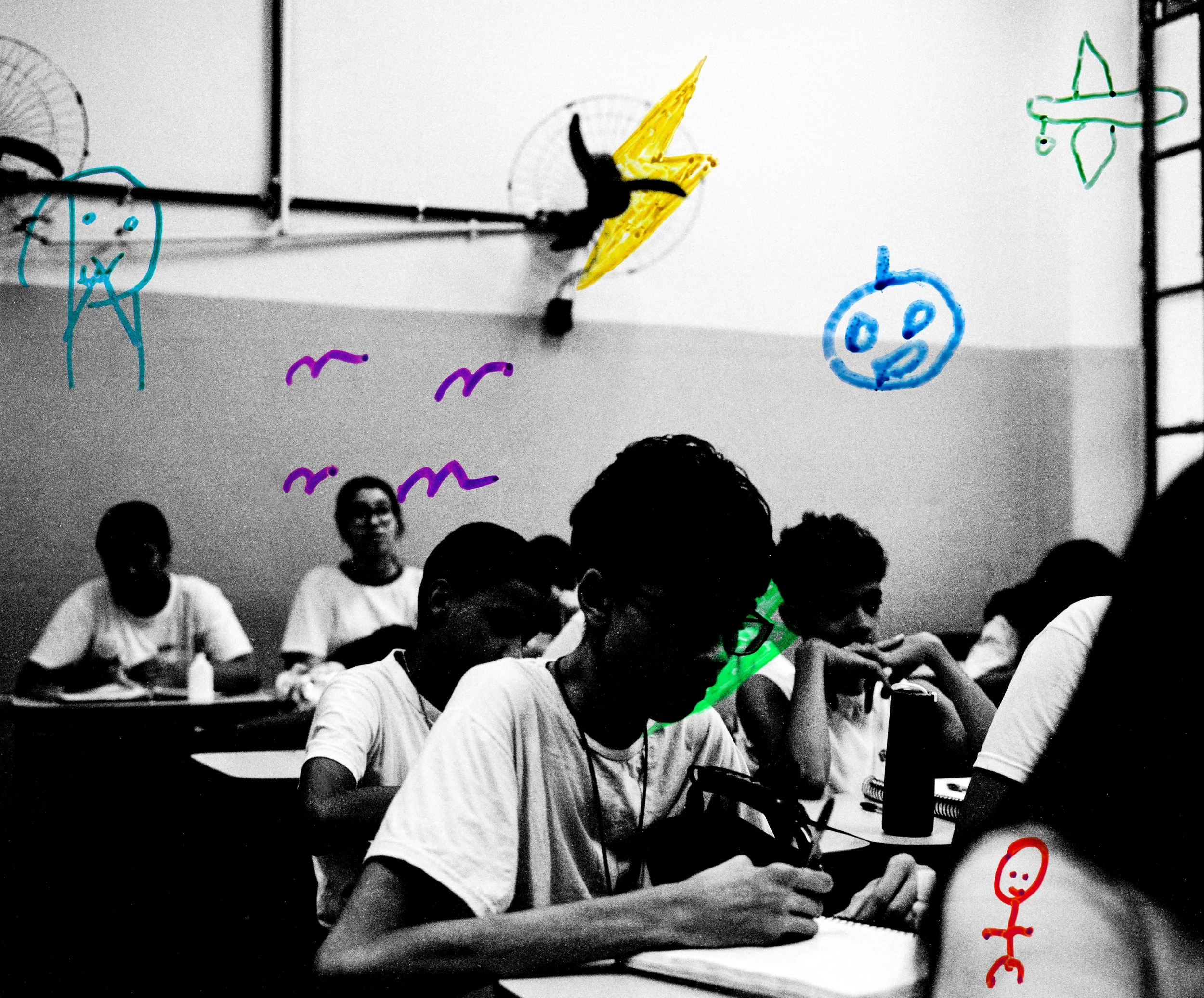  VIVA ESCOLA VIVA 07 | fotografia analógica + intervenções de marcador criativo sobre placa de acrílico | 57,5 × 70 cm | 2025 