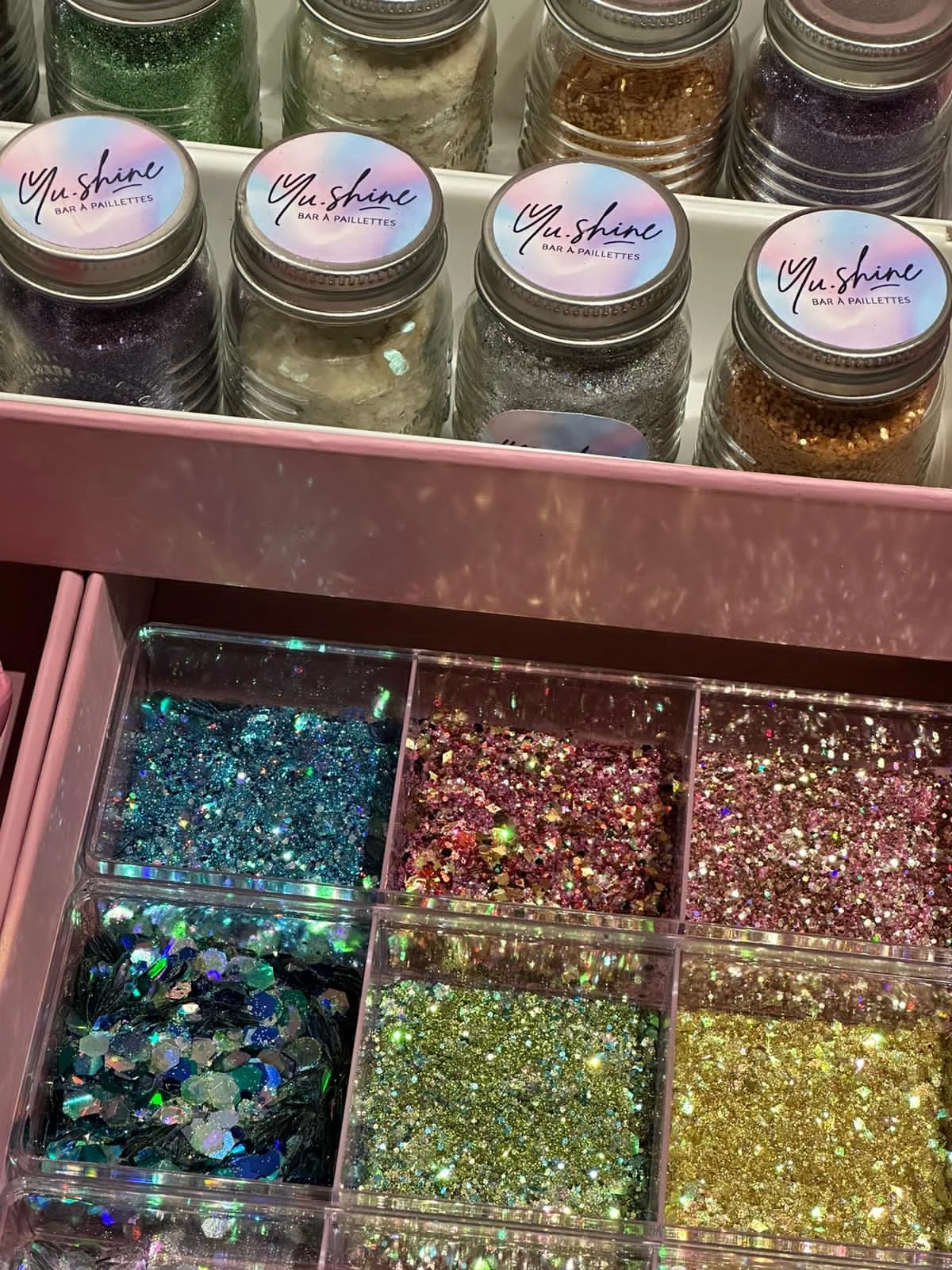 Palette de paillettes et pots du bar