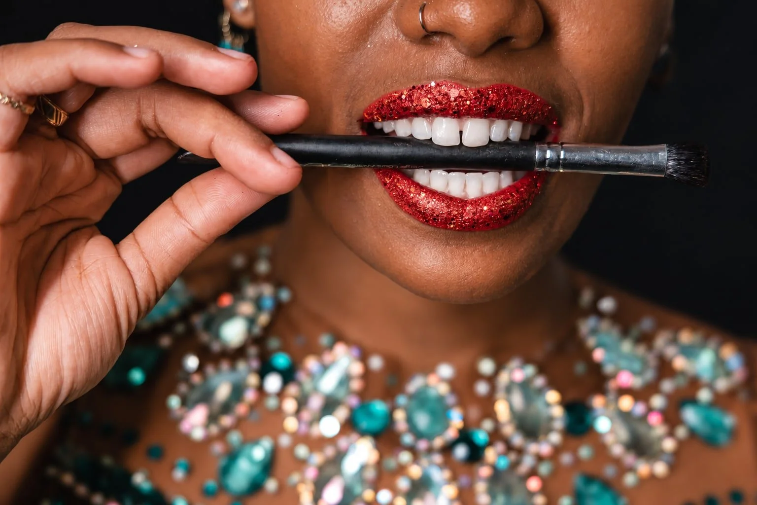 Lèvres rouges pailletées et pinceau — shooting yushine