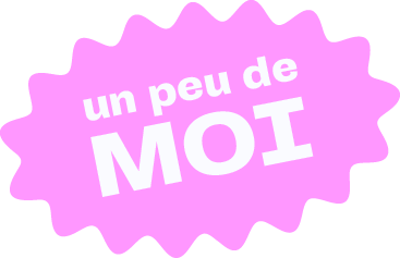 Une étiquette violette avec le texte blanc 'un peu de MOI' sur un fond blanc.