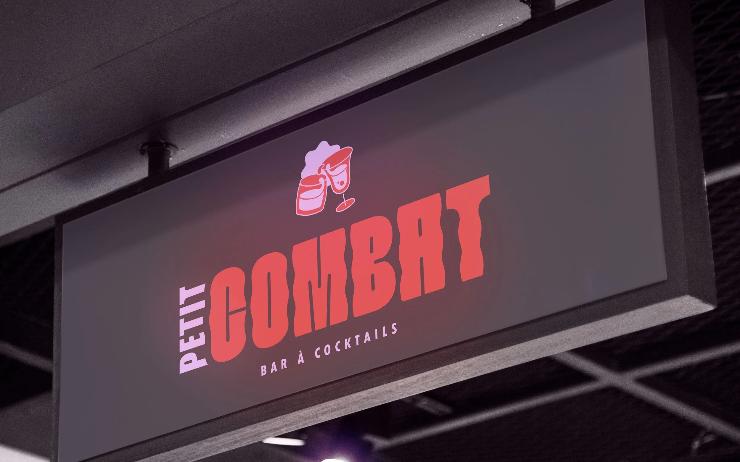 Panneau lumineux pour un bar à cocktails appelé 'The Hustler', avec un logo représentant deux verres à cocktail qui trinquent.