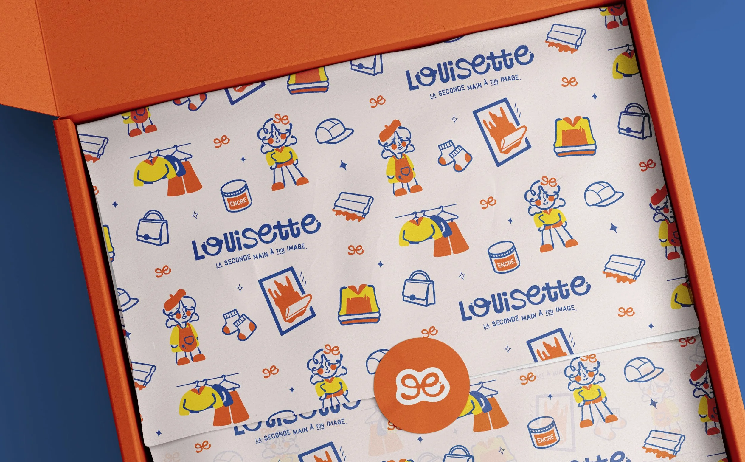 Une boîte orange contenant du papier décoratif avec des illustrations de sacs à main, de personnages, de bouteilles de colle, de vêtements et d'autres objets colorés en style cartoon, avec le texte 'Louissette, La deuxième main à ton image'.