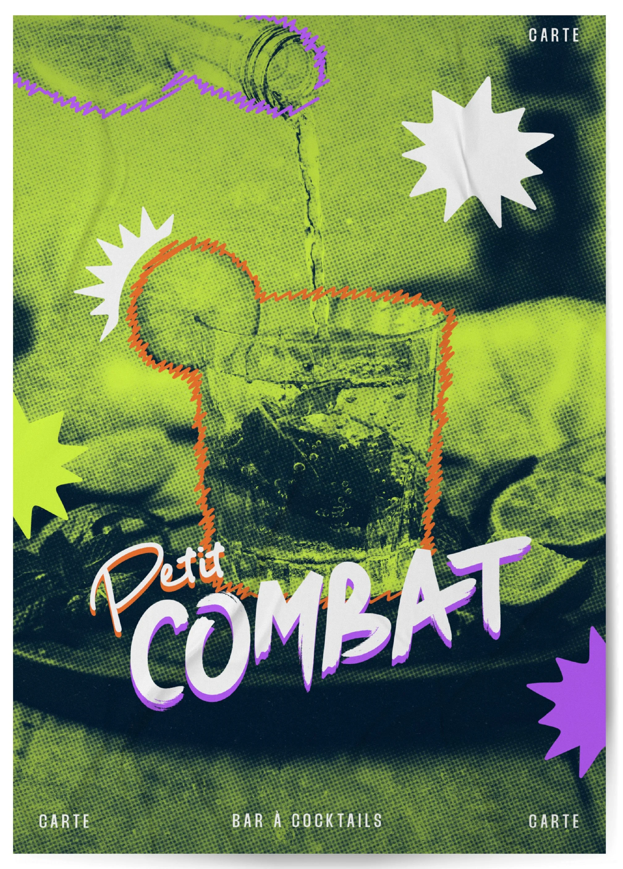 Une image de carte de bar à cocktails avec un fond vert, des formes colorées, et du texte en français 'Petit Combat', 'Carte', 'Bar à Cocktails'.
