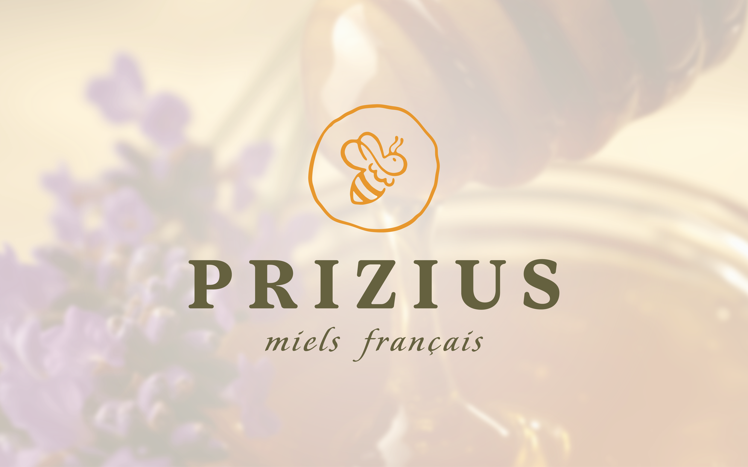 Étiquette de miel français Prizus avec un dessin d'une abeille et des fleurs lilas en arrière-plan.